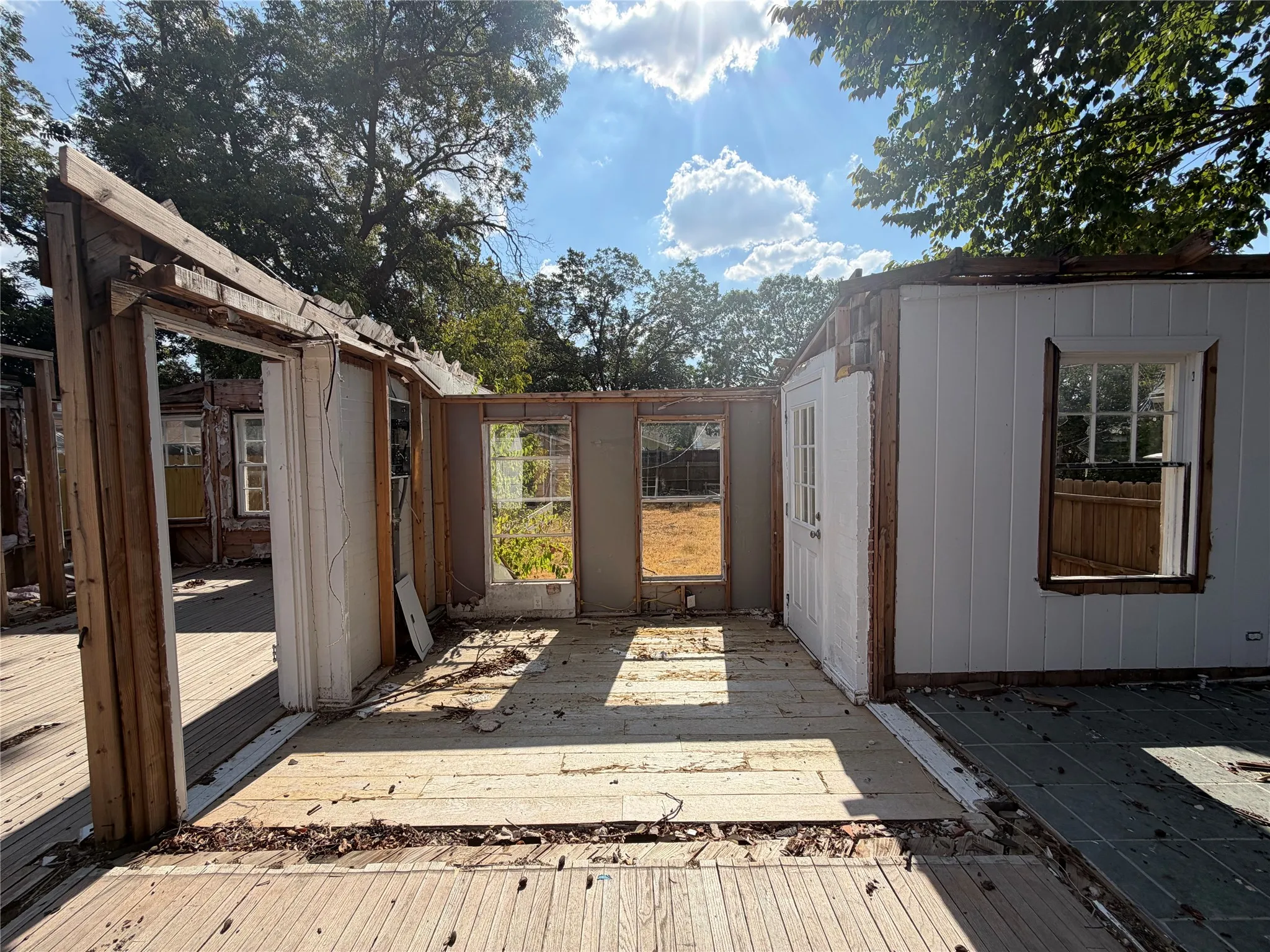 Single Family Residence For Sale in Dallas County , 7131 Thurston Drive, Dallas, Texas 75235, 2 Bedroom, 1 Bathroom, Garage spaces, 1,289 Sqft, built in 1938, mls#21405484, Real Estate Agent in Dallas, Homes For Sale in Dallas county, Homes For Sale in Dallas, Realtor in Dallas Texas, Real Estate Brokerage Independent Realty Texas, Luminita Cordes Realtor