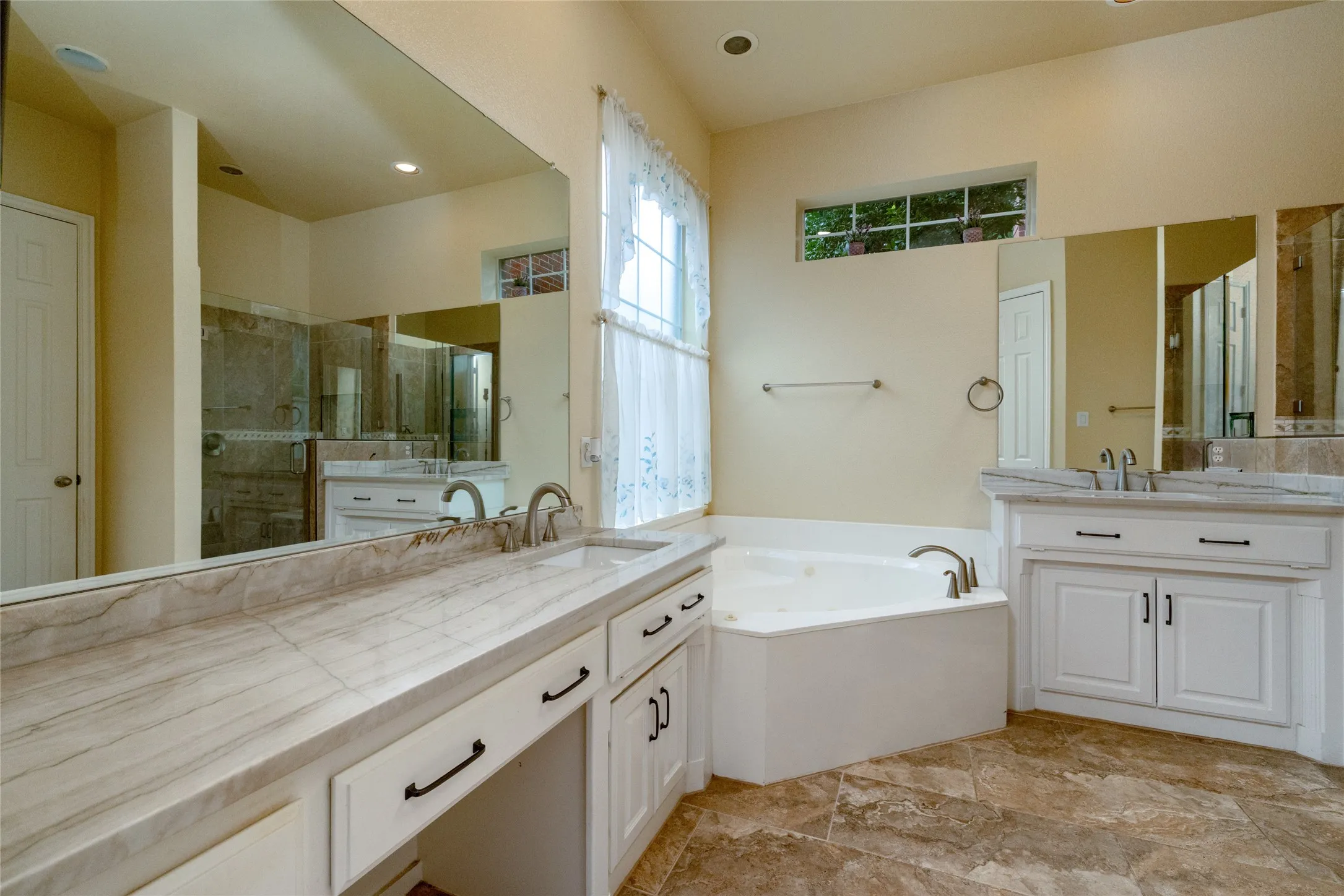 Single Family Residence For Sale in Tarrant County , 4136 Willingham Court, Fort Worth, Texas 76244, 5 Bedroom, 4 Bathroom, 3 Garage spaces, 4,043 Sqft, built in 2002, mls#21405485, Real Estate Agent in Fort Worth, Homes For Sale in Tarrant county, Homes For Sale in Fort Worth, Realtor in Fort Worth Texas, Real Estate Brokerage Independent Realty Texas, Luminita Cordes Realtor