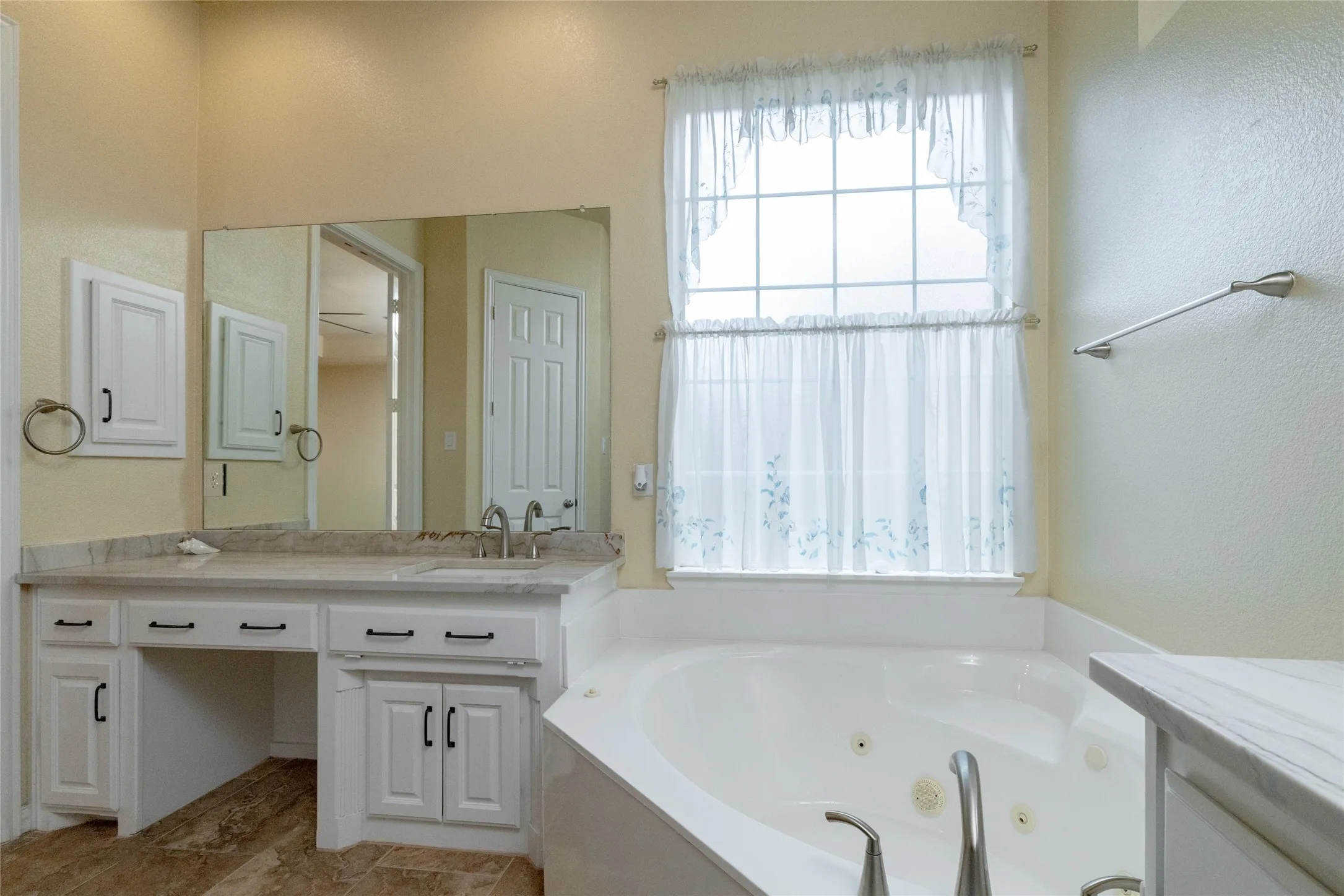 Single Family Residence For Sale in Tarrant County , 4136 Willingham Court, Fort Worth, Texas 76244, 5 Bedroom, 4 Bathroom, 3 Garage spaces, 4,043 Sqft, built in 2002, mls#21405485, Real Estate Agent in Fort Worth, Homes For Sale in Tarrant county, Homes For Sale in Fort Worth, Realtor in Fort Worth Texas, Real Estate Brokerage Independent Realty Texas, Luminita Cordes Realtor