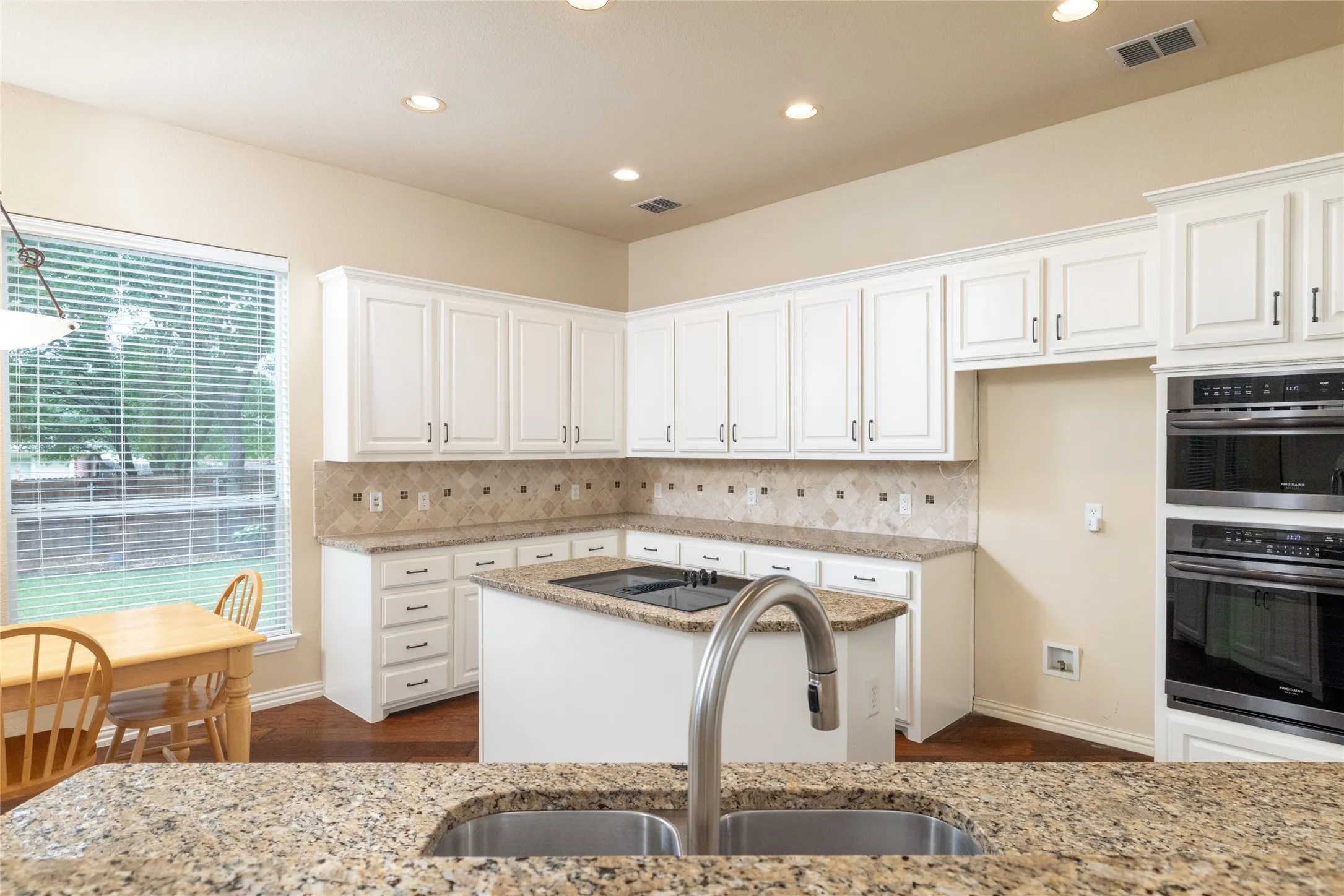 Single Family Residence For Sale in Tarrant County , 4136 Willingham Court, Fort Worth, Texas 76244, 5 Bedroom, 4 Bathroom, 3 Garage spaces, 4,043 Sqft, built in 2002, mls#21405485, Real Estate Agent in Fort Worth, Homes For Sale in Tarrant county, Homes For Sale in Fort Worth, Realtor in Fort Worth Texas, Real Estate Brokerage Independent Realty Texas, Luminita Cordes Realtor