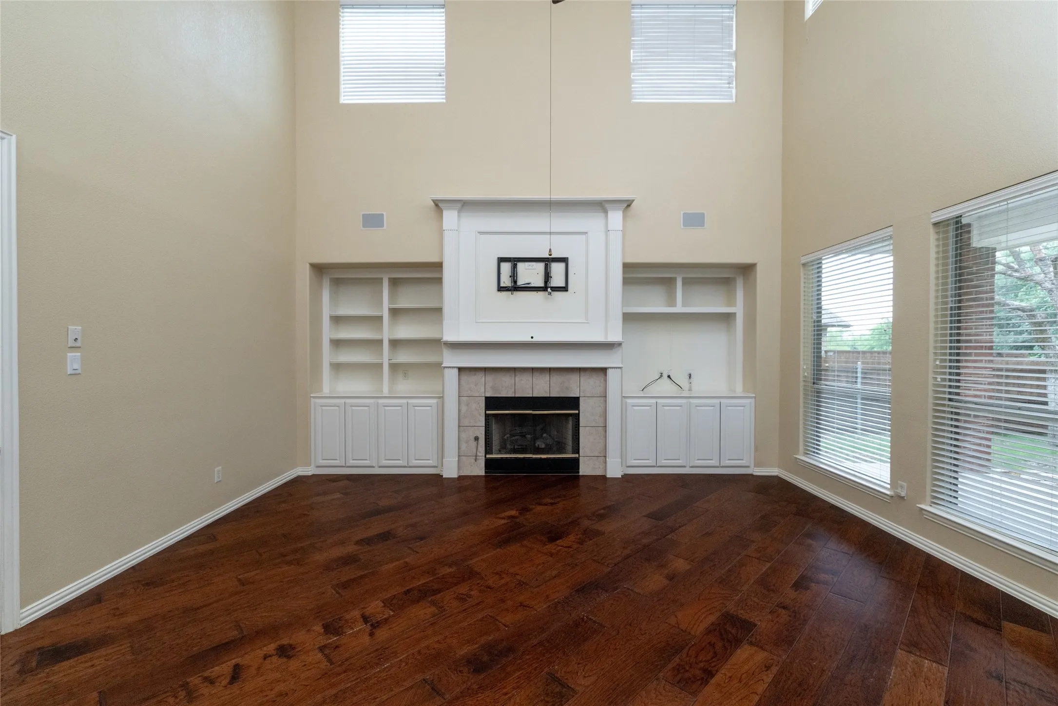 Single Family Residence For Sale in Tarrant County , 4136 Willingham Court, Fort Worth, Texas 76244, 5 Bedroom, 4 Bathroom, 3 Garage spaces, 4,043 Sqft, built in 2002, mls#21405485, Real Estate Agent in Fort Worth, Homes For Sale in Tarrant county, Homes For Sale in Fort Worth, Realtor in Fort Worth Texas, Real Estate Brokerage Independent Realty Texas, Luminita Cordes Realtor