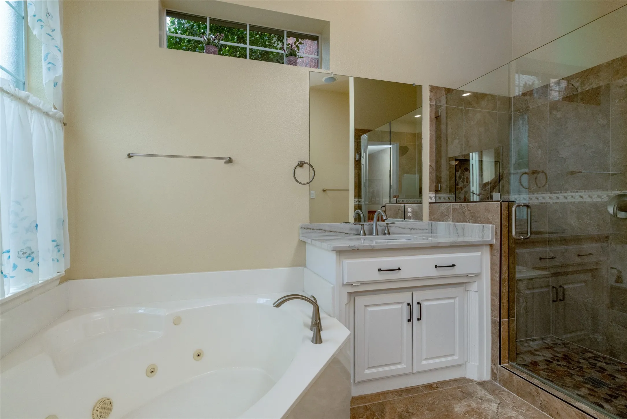 Single Family Residence For Sale in Tarrant County , 4136 Willingham Court, Fort Worth, Texas 76244, 5 Bedroom, 4 Bathroom, 3 Garage spaces, 4,043 Sqft, built in 2002, mls#21405485, Real Estate Agent in Fort Worth, Homes For Sale in Tarrant county, Homes For Sale in Fort Worth, Realtor in Fort Worth Texas, Real Estate Brokerage Independent Realty Texas, Luminita Cordes Realtor