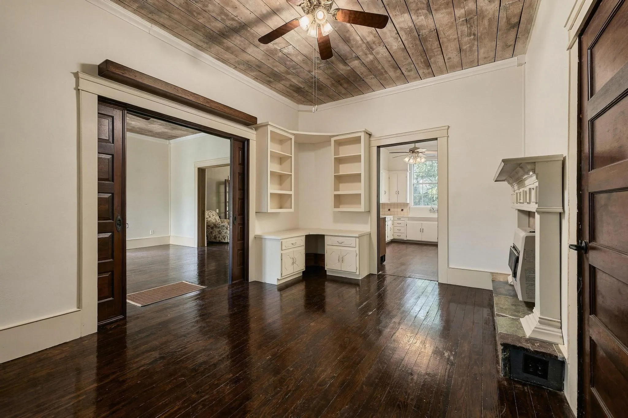 Single Family Residence For Sale in Grayson County , 701 E Main Street, Whitesboro, Texas 76273, 3 Bedroom, 2 Bathroom, Garage spaces, 2,547 Sqft, built in 1900, mls#21402012, Real Estate Agent in Whitesboro, Homes For Sale in Grayson county, Homes For Sale in Whitesboro, Realtor in Whitesboro Texas, Real Estate Brokerage Independent Realty Texas, Luminita Cordes Realtor