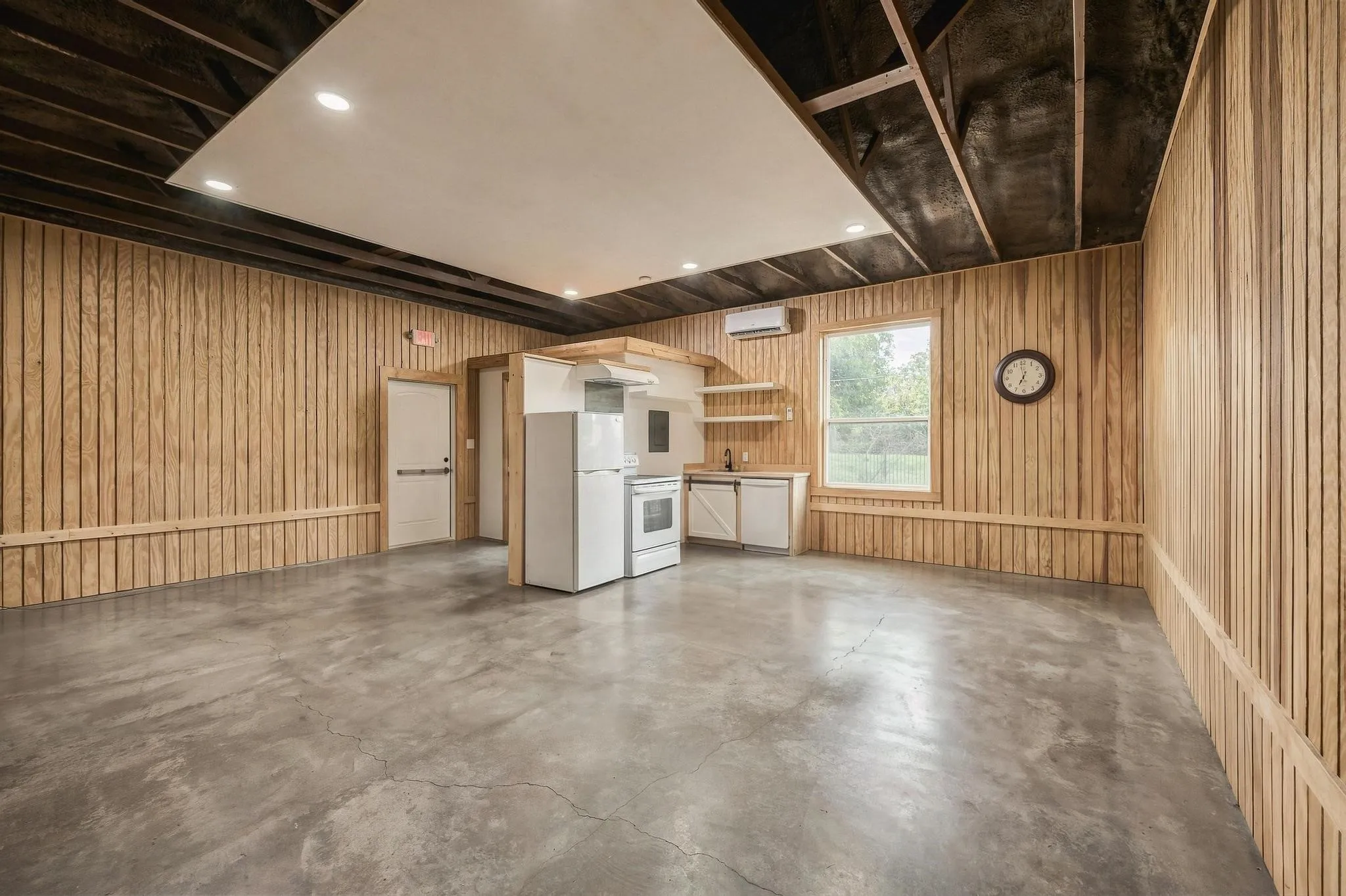 Single Family Residence For Sale in Grayson County , 701 E Main Street, Whitesboro, Texas 76273, 3 Bedroom, 2 Bathroom, Garage spaces, 2,547 Sqft, built in 1900, mls#21402012, Real Estate Agent in Whitesboro, Homes For Sale in Grayson county, Homes For Sale in Whitesboro, Realtor in Whitesboro Texas, Real Estate Brokerage Independent Realty Texas, Luminita Cordes Realtor