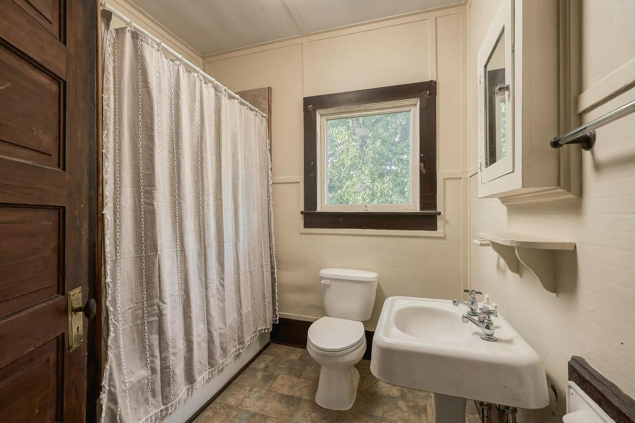 Single Family Residence For Sale in Grayson County , 701 E Main Street, Whitesboro, Texas 76273, 3 Bedroom, 2 Bathroom, Garage spaces, 2,547 Sqft, built in 1900, mls#21402012, Real Estate Agent in Whitesboro, Homes For Sale in Grayson county, Homes For Sale in Whitesboro, Realtor in Whitesboro Texas, Real Estate Brokerage Independent Realty Texas, Luminita Cordes Realtor