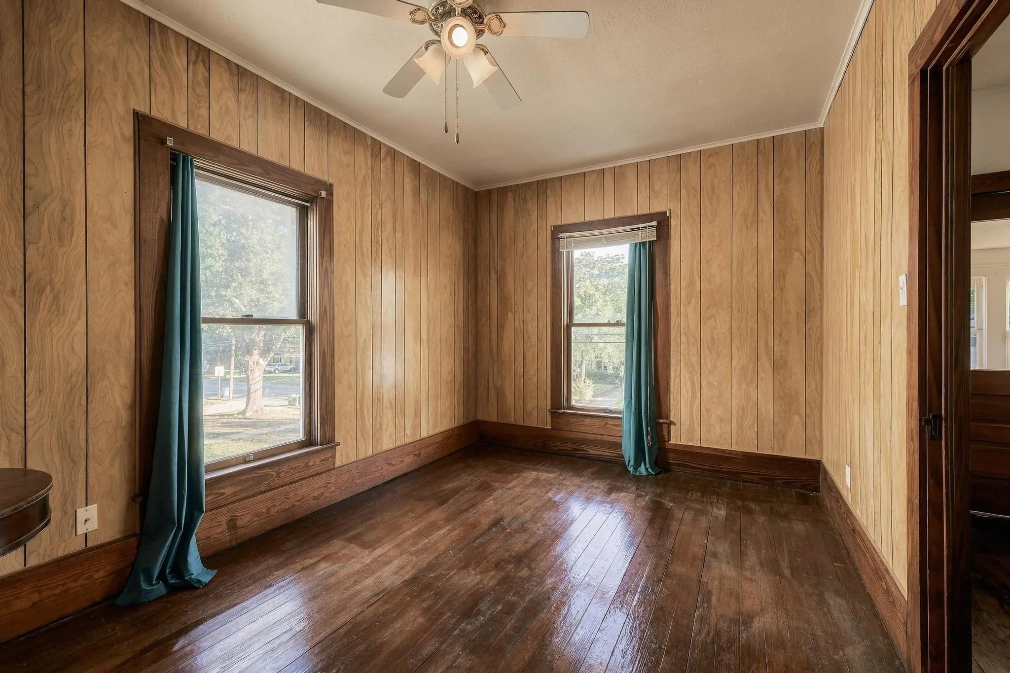 Single Family Residence For Sale in Grayson County , 701 E Main Street, Whitesboro, Texas 76273, 3 Bedroom, 2 Bathroom, Garage spaces, 2,547 Sqft, built in 1900, mls#21402012, Real Estate Agent in Whitesboro, Homes For Sale in Grayson county, Homes For Sale in Whitesboro, Realtor in Whitesboro Texas, Real Estate Brokerage Independent Realty Texas, Luminita Cordes Realtor