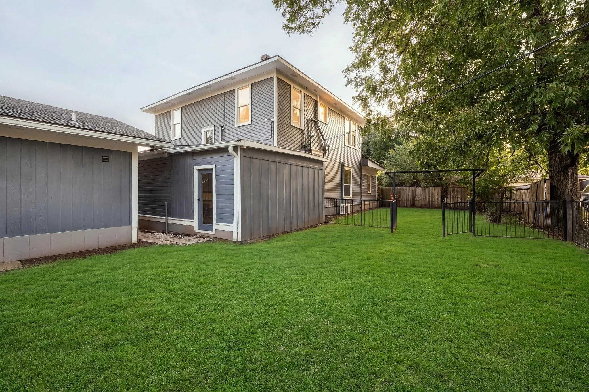 Single Family Residence For Sale in Grayson County , 701 E Main Street, Whitesboro, Texas 76273, 3 Bedroom, 2 Bathroom, Garage spaces, 2,547 Sqft, built in 1900, mls#21402012, Real Estate Agent in Whitesboro, Homes For Sale in Grayson county, Homes For Sale in Whitesboro, Realtor in Whitesboro Texas, Real Estate Brokerage Independent Realty Texas, Luminita Cordes Realtor