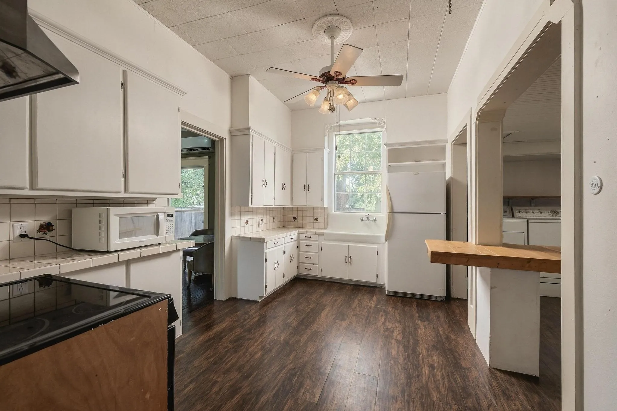 Single Family Residence For Sale in Grayson County , 701 E Main Street, Whitesboro, Texas 76273, 3 Bedroom, 2 Bathroom, Garage spaces, 2,547 Sqft, built in 1900, mls#21402012, Real Estate Agent in Whitesboro, Homes For Sale in Grayson county, Homes For Sale in Whitesboro, Realtor in Whitesboro Texas, Real Estate Brokerage Independent Realty Texas, Luminita Cordes Realtor
