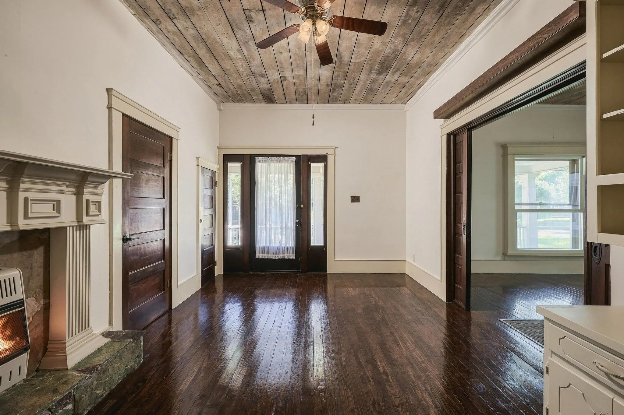 Single Family Residence For Sale in Grayson County , 701 E Main Street, Whitesboro, Texas 76273, 3 Bedroom, 2 Bathroom, Garage spaces, 2,547 Sqft, built in 1900, mls#21402012, Real Estate Agent in Whitesboro, Homes For Sale in Grayson county, Homes For Sale in Whitesboro, Realtor in Whitesboro Texas, Real Estate Brokerage Independent Realty Texas, Luminita Cordes Realtor