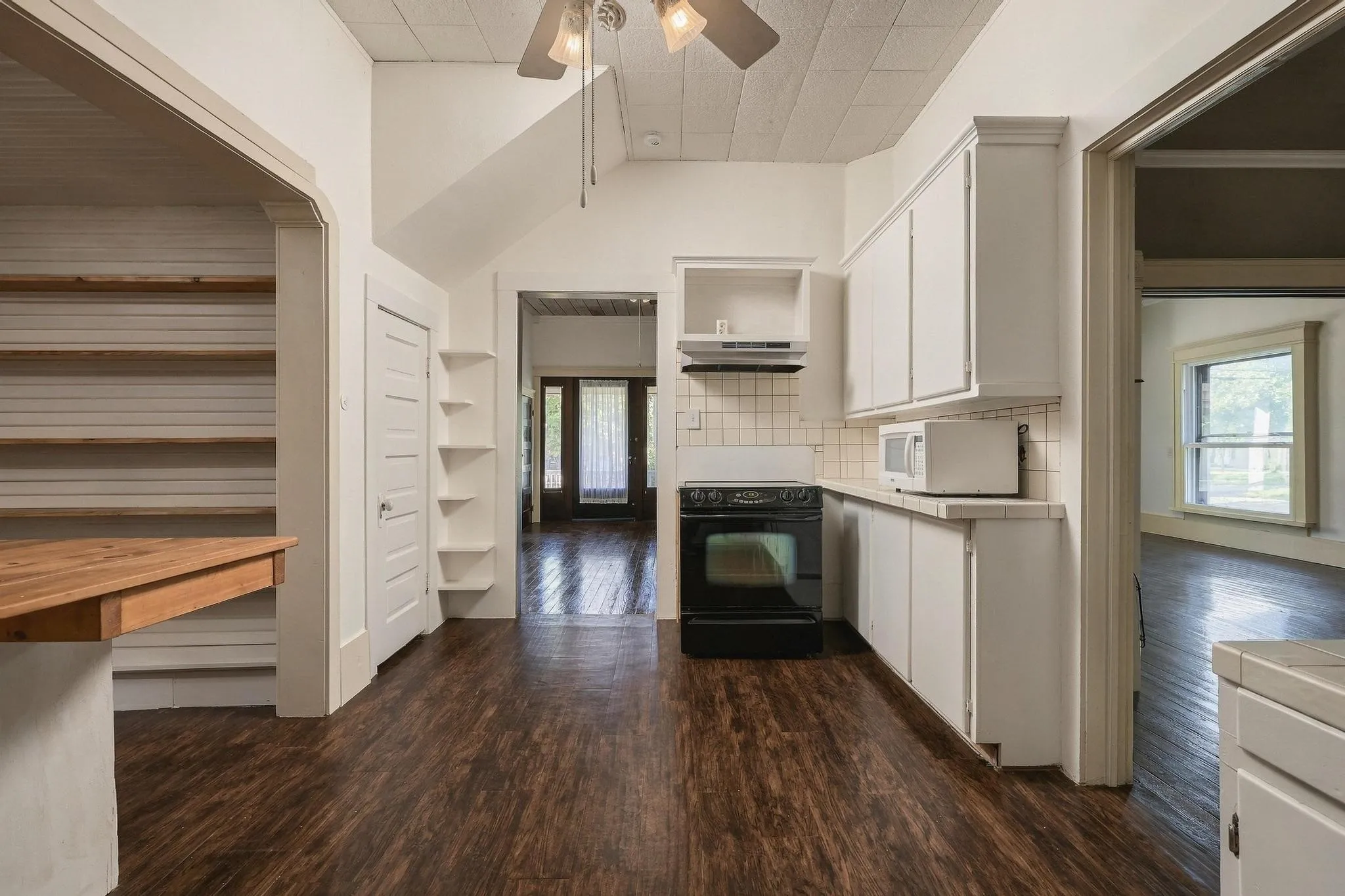 Single Family Residence For Sale in Grayson County , 701 E Main Street, Whitesboro, Texas 76273, 3 Bedroom, 2 Bathroom, Garage spaces, 2,547 Sqft, built in 1900, mls#21402012, Real Estate Agent in Whitesboro, Homes For Sale in Grayson county, Homes For Sale in Whitesboro, Realtor in Whitesboro Texas, Real Estate Brokerage Independent Realty Texas, Luminita Cordes Realtor
