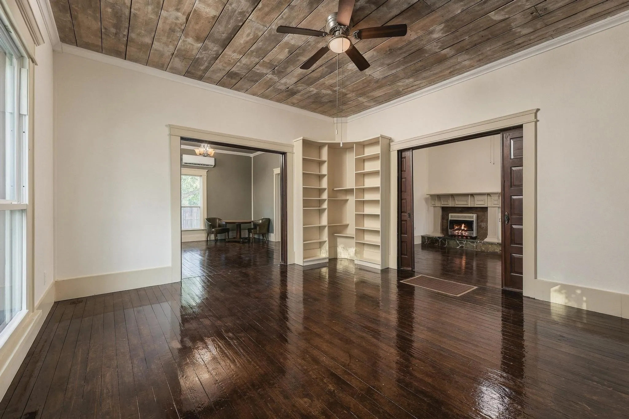 Single Family Residence For Sale in Grayson County , 701 E Main Street, Whitesboro, Texas 76273, 3 Bedroom, 2 Bathroom, Garage spaces, 2,547 Sqft, built in 1900, mls#21402012, Real Estate Agent in Whitesboro, Homes For Sale in Grayson county, Homes For Sale in Whitesboro, Realtor in Whitesboro Texas, Real Estate Brokerage Independent Realty Texas, Luminita Cordes Realtor