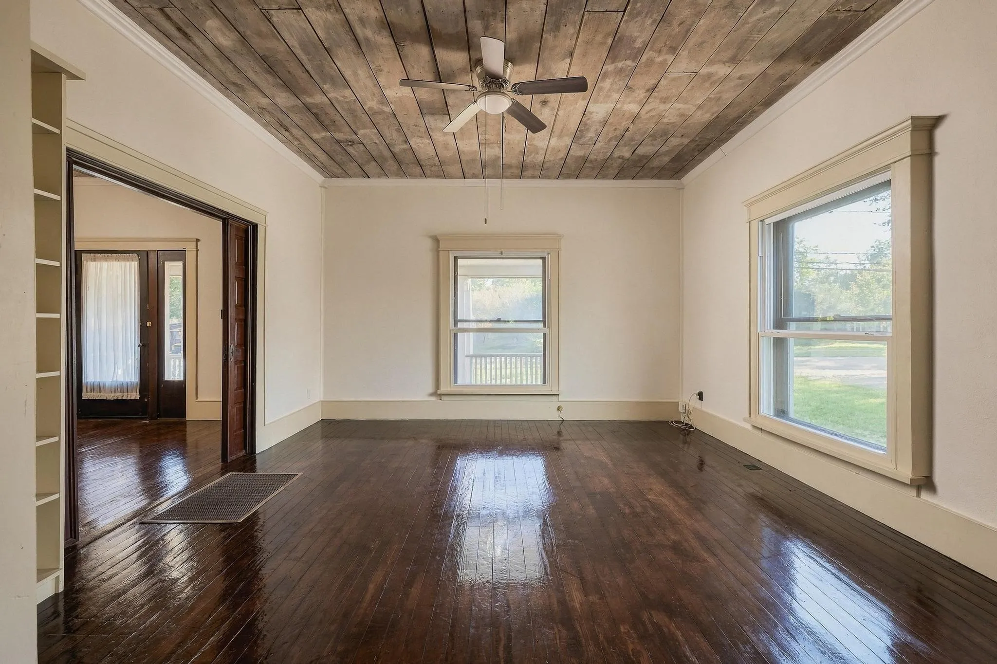 Single Family Residence For Sale in Grayson County , 701 E Main Street, Whitesboro, Texas 76273, 3 Bedroom, 2 Bathroom, Garage spaces, 2,547 Sqft, built in 1900, mls#21402012, Real Estate Agent in Whitesboro, Homes For Sale in Grayson county, Homes For Sale in Whitesboro, Realtor in Whitesboro Texas, Real Estate Brokerage Independent Realty Texas, Luminita Cordes Realtor