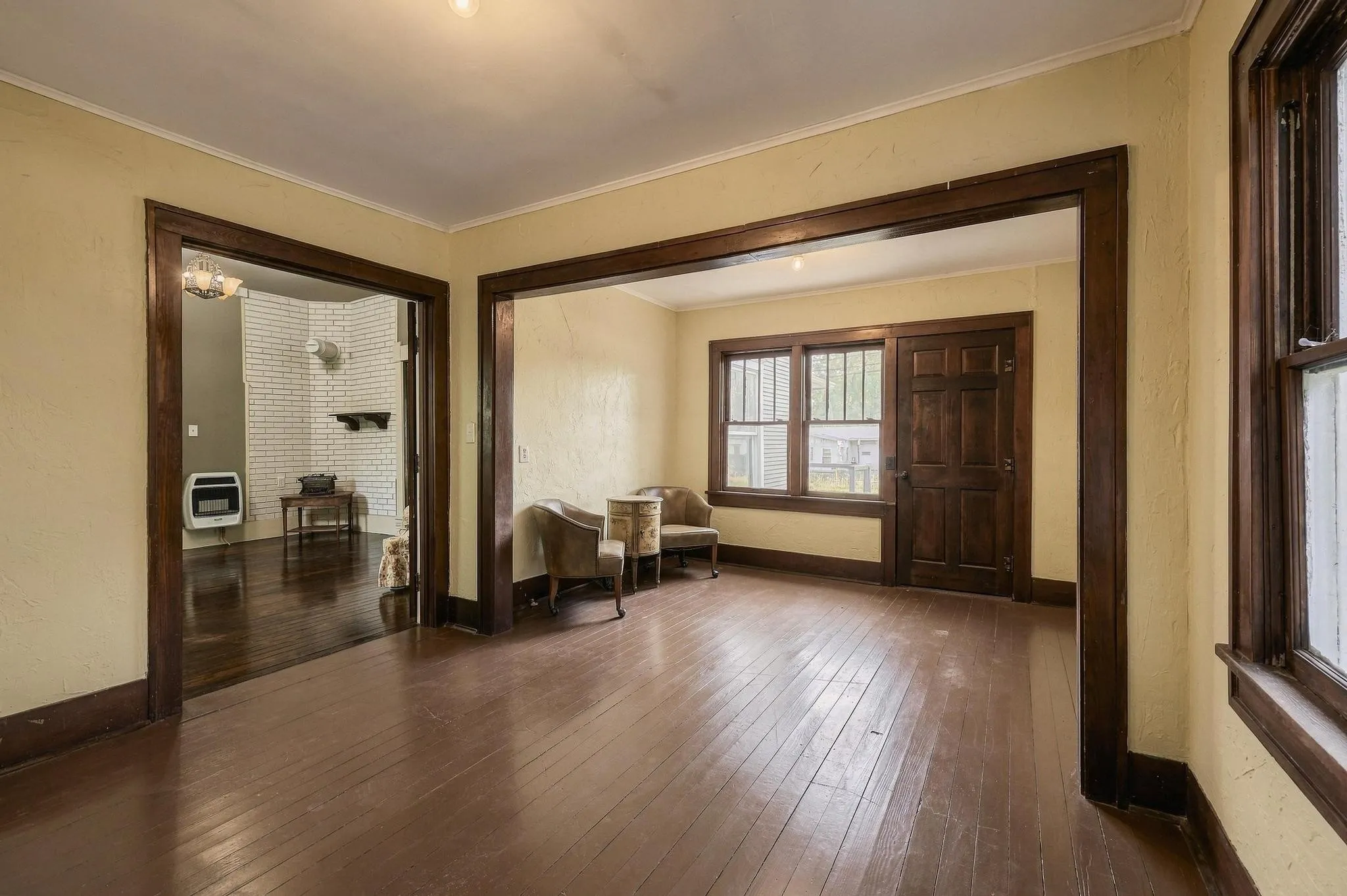 Single Family Residence For Sale in Grayson County , 701 E Main Street, Whitesboro, Texas 76273, 3 Bedroom, 2 Bathroom, Garage spaces, 2,547 Sqft, built in 1900, mls#21402012, Real Estate Agent in Whitesboro, Homes For Sale in Grayson county, Homes For Sale in Whitesboro, Realtor in Whitesboro Texas, Real Estate Brokerage Independent Realty Texas, Luminita Cordes Realtor