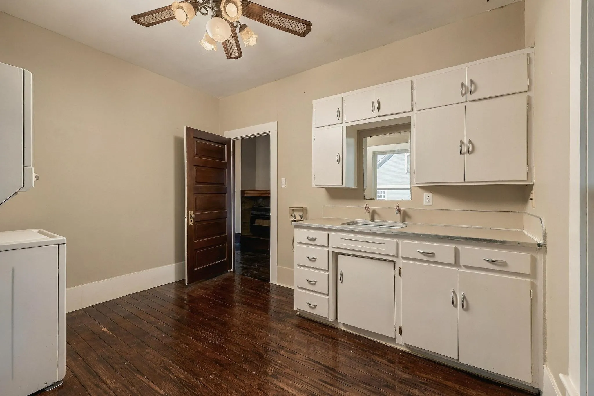 Single Family Residence For Sale in Grayson County , 701 E Main Street, Whitesboro, Texas 76273, 3 Bedroom, 2 Bathroom, Garage spaces, 2,547 Sqft, built in 1900, mls#21402012, Real Estate Agent in Whitesboro, Homes For Sale in Grayson county, Homes For Sale in Whitesboro, Realtor in Whitesboro Texas, Real Estate Brokerage Independent Realty Texas, Luminita Cordes Realtor