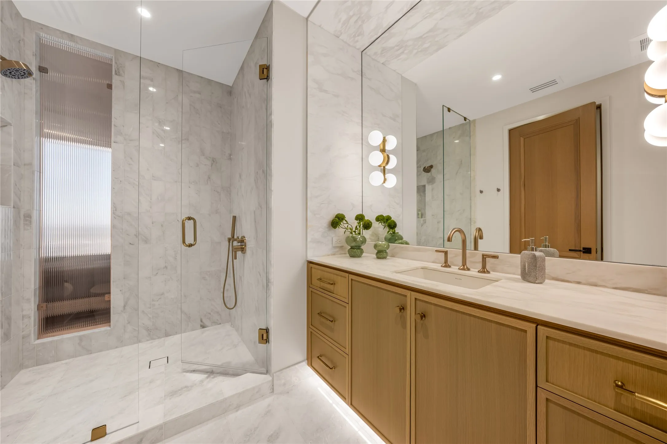 Condominium For Sale in Dallas County , 2408 Victory Park Lane 1442, Dallas, Texas 75219, 2 Bedroom, 3 Bathroom, 2 Garage spaces, 2,435 Sqft, built in 2005, mls#21404134, Real Estate Agent in Dallas, Homes For Sale in Dallas county, Homes For Sale in Dallas, Realtor in Dallas Texas, Real Estate Brokerage Independent Realty Texas, Luminita Cordes Realtor