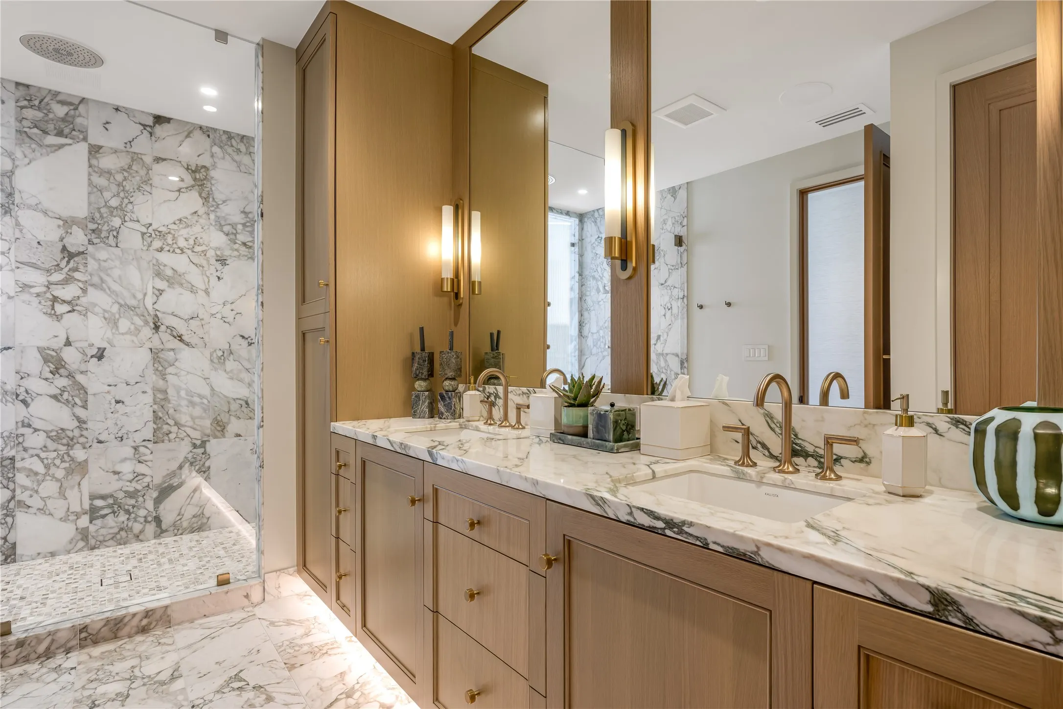 Condominium For Sale in Dallas County , 2408 Victory Park Lane 1442, Dallas, Texas 75219, 2 Bedroom, 3 Bathroom, 2 Garage spaces, 2,435 Sqft, built in 2005, mls#21404134, Real Estate Agent in Dallas, Homes For Sale in Dallas county, Homes For Sale in Dallas, Realtor in Dallas Texas, Real Estate Brokerage Independent Realty Texas, Luminita Cordes Realtor