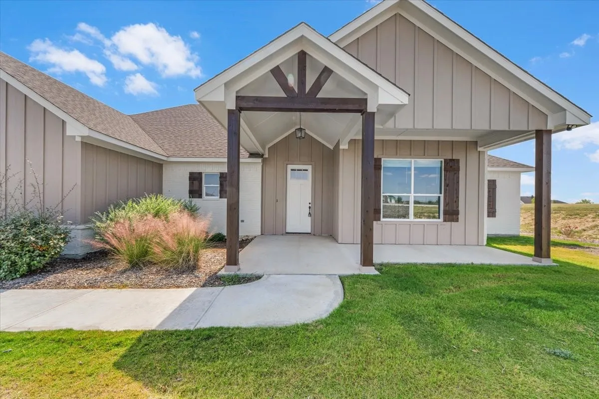 Single Family Residence For Sale in Parker County , 4020 Windy Point Ranch Road, Cresson, Texas 76035, 4 Bedroom, 2 Bathroom, 3 Garage spaces, 2,257 Sqft, built in 2022, mls#21371732, Real Estate Agent in Cresson, Homes For Sale in Parker county, Homes For Sale in Cresson, Realtor in Cresson Texas, Real Estate Brokerage Independent Realty Texas, Luminita Cordes Realtor