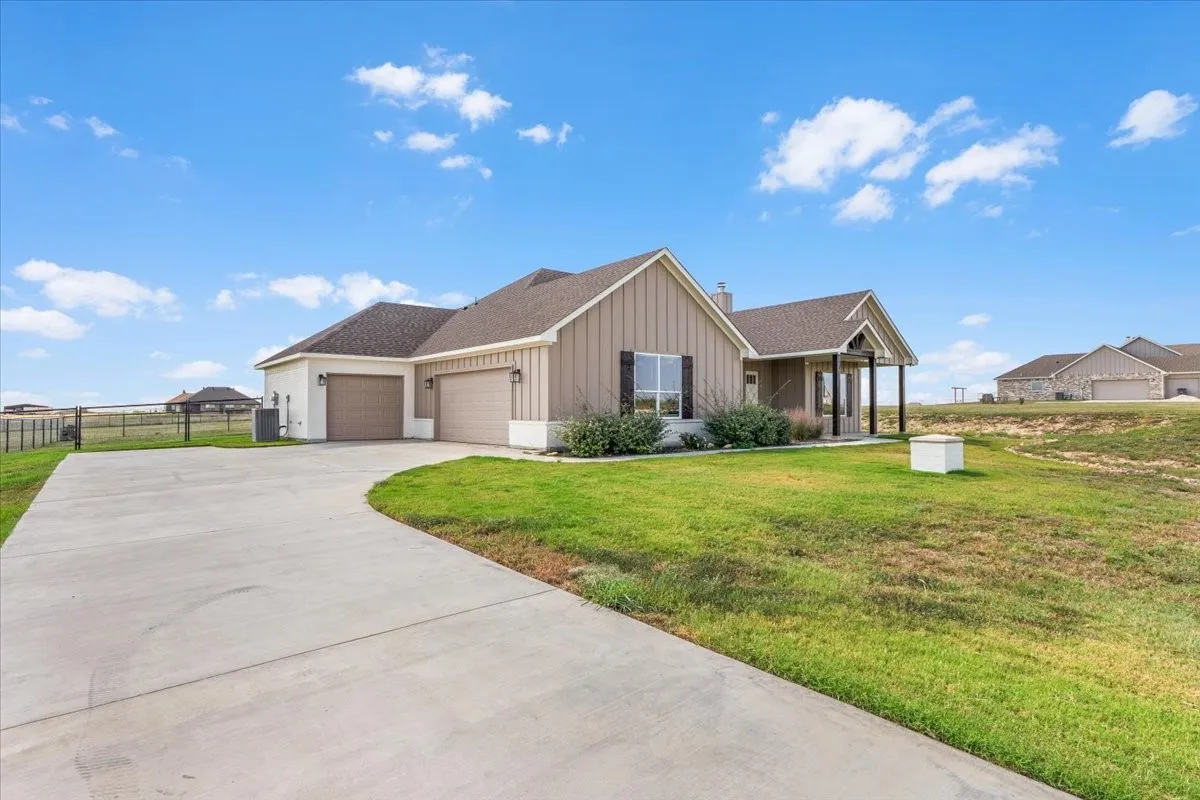 Single Family Residence For Sale in Parker County , 4020 Windy Point Ranch Road, Cresson, Texas 76035, 4 Bedroom, 2 Bathroom, 3 Garage spaces, 2,257 Sqft, built in 2022, mls#21371732, Real Estate Agent in Cresson, Homes For Sale in Parker county, Homes For Sale in Cresson, Realtor in Cresson Texas, Real Estate Brokerage Independent Realty Texas, Luminita Cordes Realtor