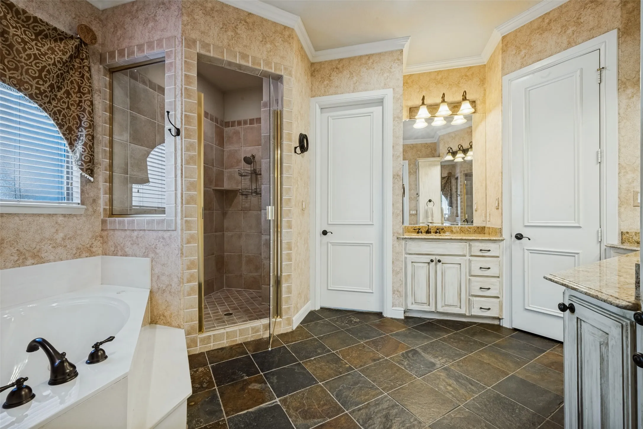 Single Family Residence For Sale in Denton County , 3824 La Mancha Lane, Denton, Texas 76205, 5 Bedroom, 5 Bathroom, 3 Garage spaces, 4,779 Sqft, built in 1999, mls#21404529, Real Estate Agent in Denton, Homes For Sale in Denton county, Homes For Sale in Denton, Realtor in Denton Texas, Real Estate Brokerage Independent Realty Texas, Luminita Cordes Realtor