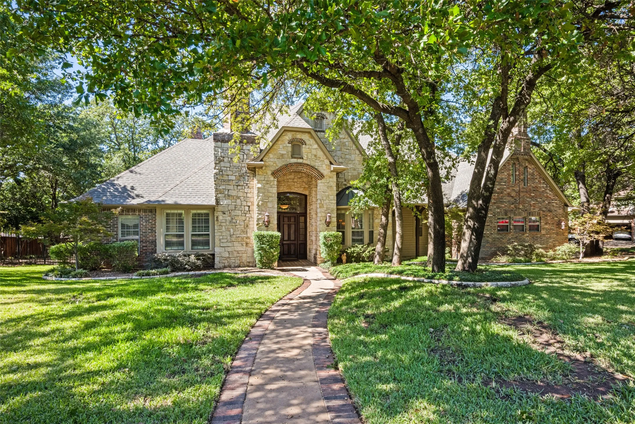 Single Family Residence For Sale in Denton County , 3824 La Mancha Lane, Denton, Texas 76205, 5 Bedroom, 5 Bathroom, 3 Garage spaces, 4,779 Sqft, built in 1999, mls#21404529, Real Estate Agent in Denton, Homes For Sale in Denton county, Homes For Sale in Denton, Realtor in Denton Texas, Real Estate Brokerage Independent Realty Texas, Luminita Cordes Realtor