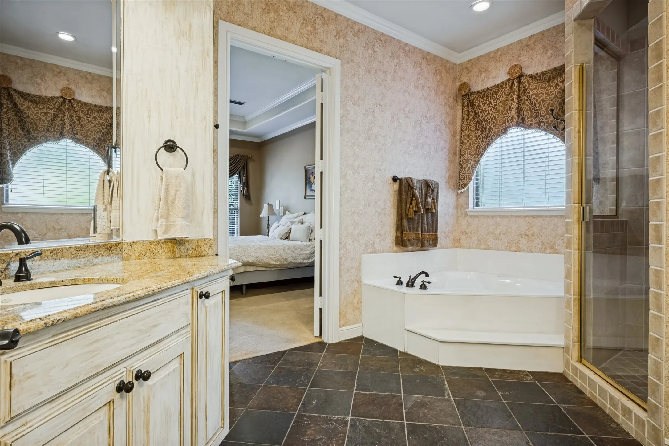 Single Family Residence For Sale in Denton County , 3824 La Mancha Lane, Denton, Texas 76205, 5 Bedroom, 5 Bathroom, 3 Garage spaces, 4,779 Sqft, built in 1999, mls#21404529, Real Estate Agent in Denton, Homes For Sale in Denton county, Homes For Sale in Denton, Realtor in Denton Texas, Real Estate Brokerage Independent Realty Texas, Luminita Cordes Realtor