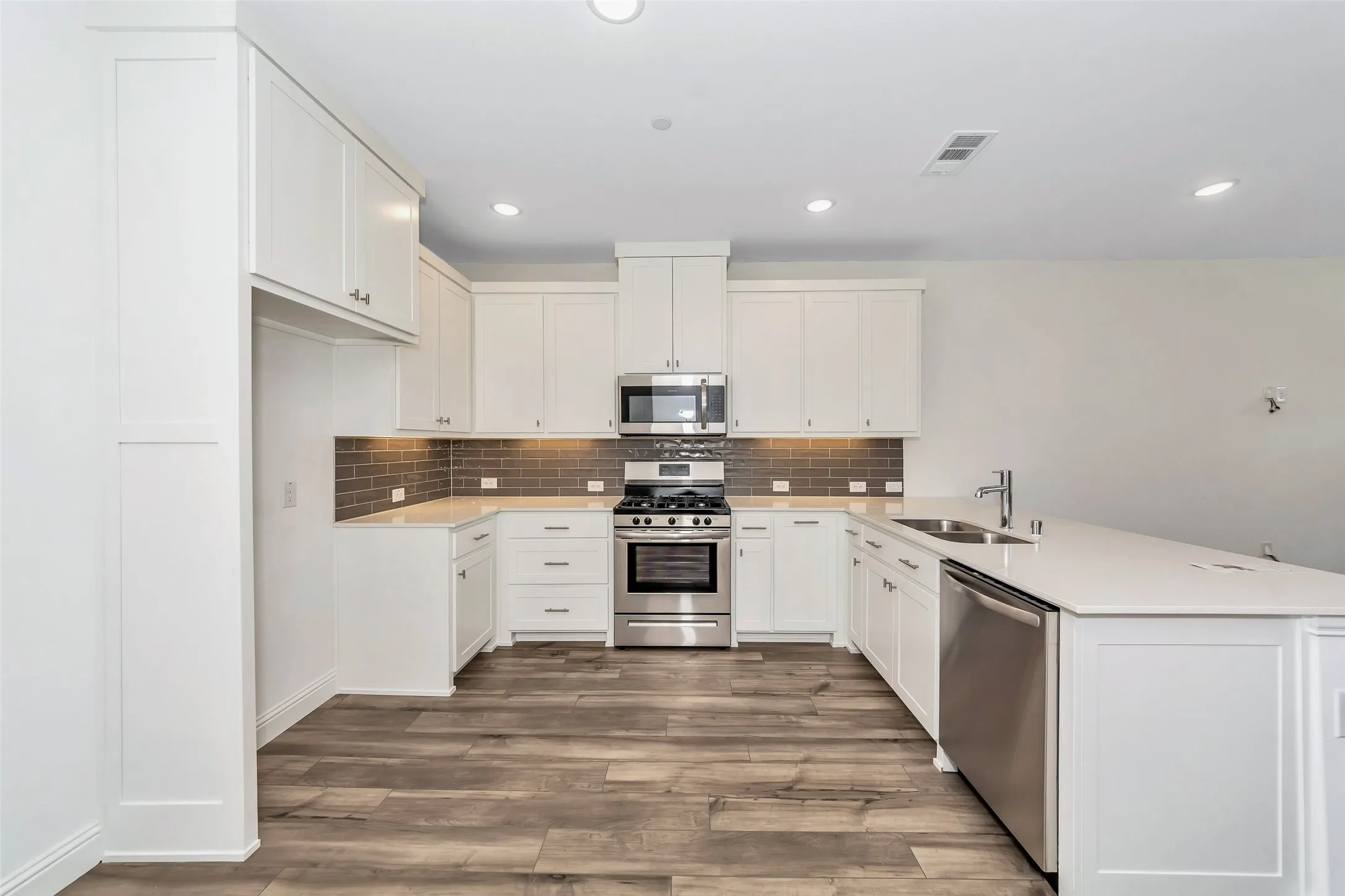 Townhouse For Rent in Tarrant County , 4413 Union Street, North Richland Hills, Texas 76180, 3 Bedroom, 3 Bathroom, 2 Garage spaces, 1,671 Sqft, built in 2023, mls#21405505, Real Estate Agent in North Richland Hills, Homes For Rent in Tarrant county, Homes For Rent in North Richland Hills, Realtor in North Richland Hills Texas, Real Estate Brokerage Independent Realty Texas, Luminita Cordes Realtor
