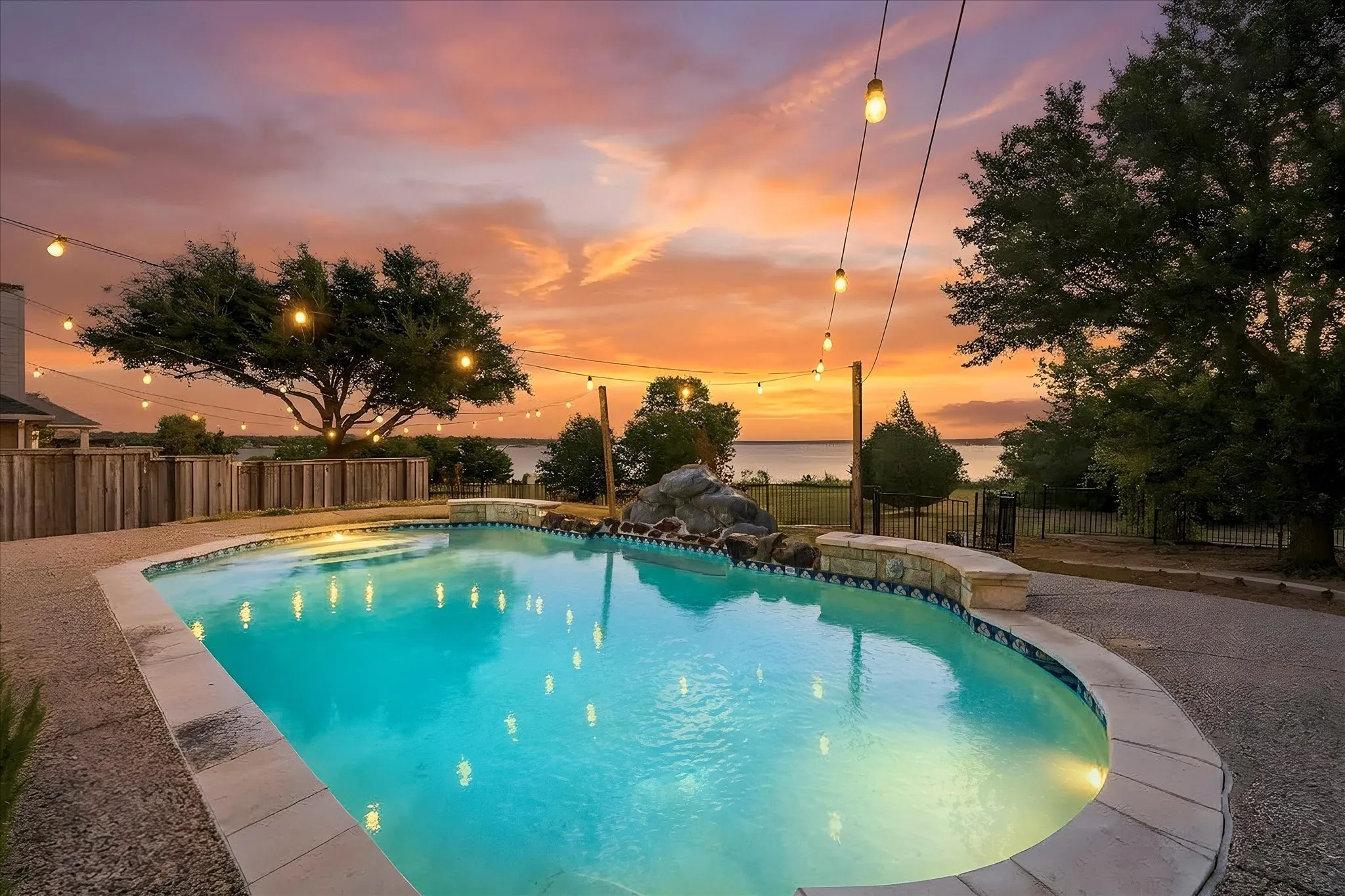 Single Family Residence For Sale in Dallas County , 4102 Stone Haven Drive, Garland, Texas 75043, 4 Bedroom, 3 Bathroom, 2 Garage spaces, 3,156 Sqft, built in 2003, mls#21405496, Real Estate Agent in Garland, Homes For Sale in Dallas county, Homes For Sale in Garland, Realtor in Garland Texas, Real Estate Brokerage Independent Realty Texas, Luminita Cordes Realtor