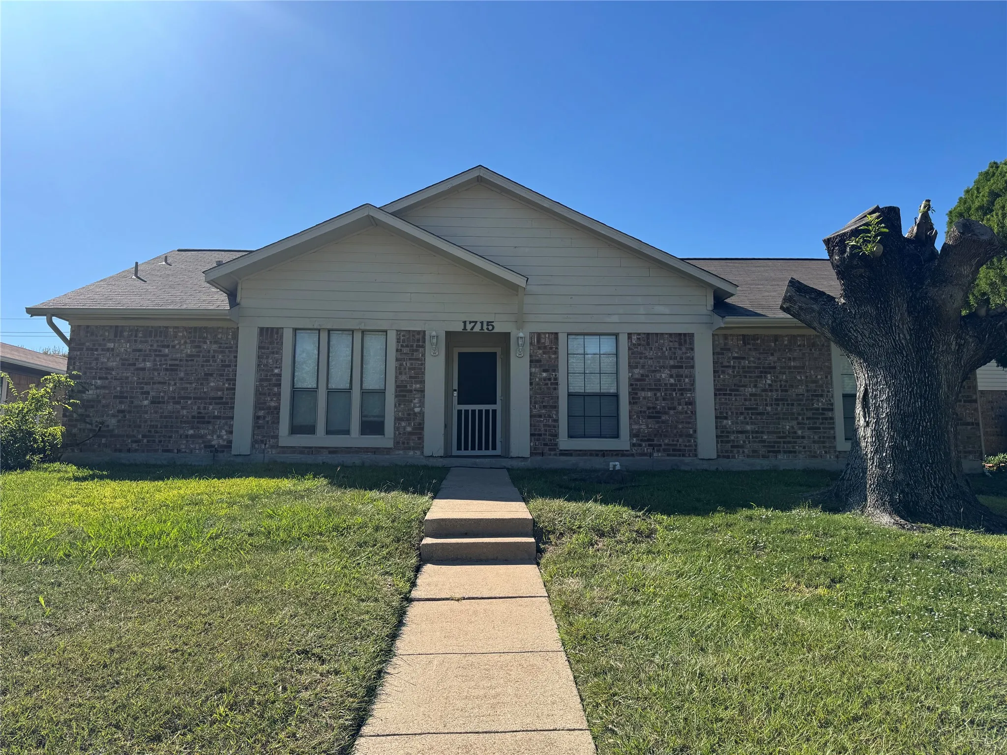 Single Family Residence For Rent in Dallas County , 1715 Carolyn Way, Richardson, Texas 75081, 3 Bedroom, 2 Bathroom, 2 Garage spaces, 1,827 Sqft, built in 1979, mls#21405352, Real Estate Agent in Richardson, Homes For Rent in Dallas county, Homes For Rent in Richardson, Realtor in Richardson Texas, Real Estate Brokerage Independent Realty Texas, Luminita Cordes Realtor