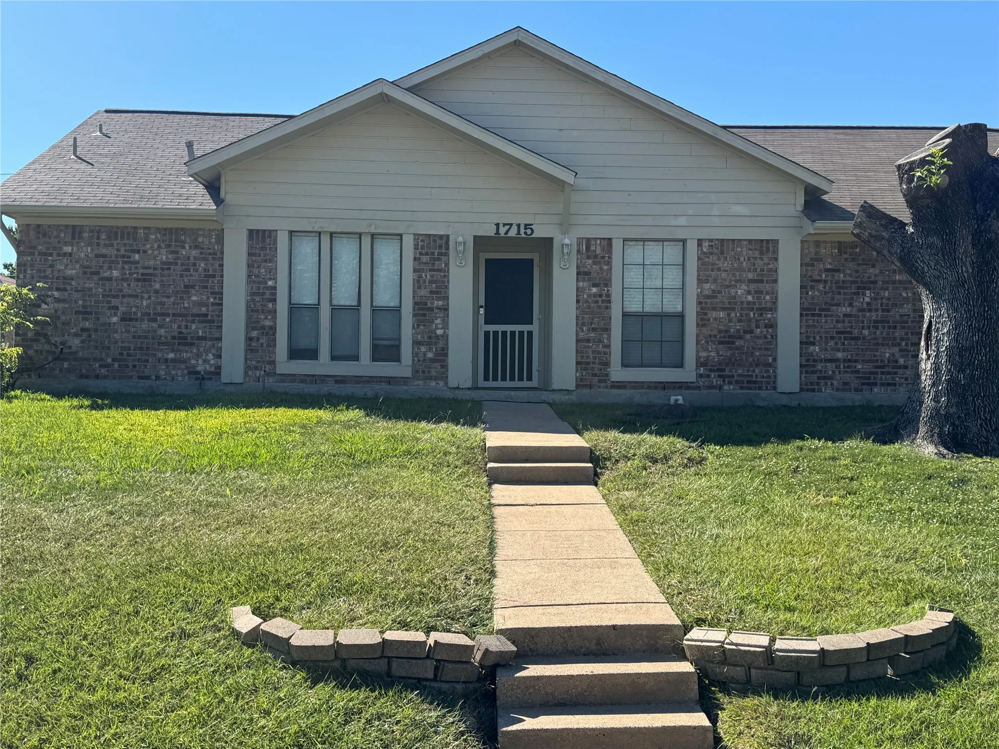 Single Family Residence For Rent in Dallas County , 1715 Carolyn Way, Richardson, Texas 75081, 3 Bedroom, 2 Bathroom, 2 Garage spaces, 1,827 Sqft, built in 1979, mls#21405352, Real Estate Agent in Richardson, Homes For Rent in Dallas county, Homes For Rent in Richardson, Realtor in Richardson Texas, Real Estate Brokerage Independent Realty Texas, Luminita Cordes Realtor