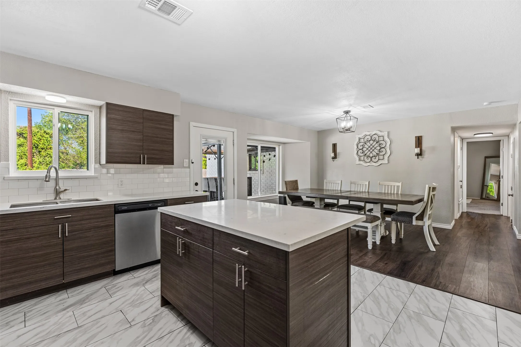 Single Family Residence For Sale in Mc Lennan County , 128 E Johnson Street, Hewitt, Texas 76643, 4 Bedroom, 3 Bathroom, Garage spaces, 2,699 Sqft, built in 1977, mls#21405506, Real Estate Agent in Hewitt, Homes For Sale in Mc Lennan county, Homes For Sale in Hewitt, Realtor in Hewitt Texas, Real Estate Brokerage Independent Realty Texas, Luminita Cordes Realtor