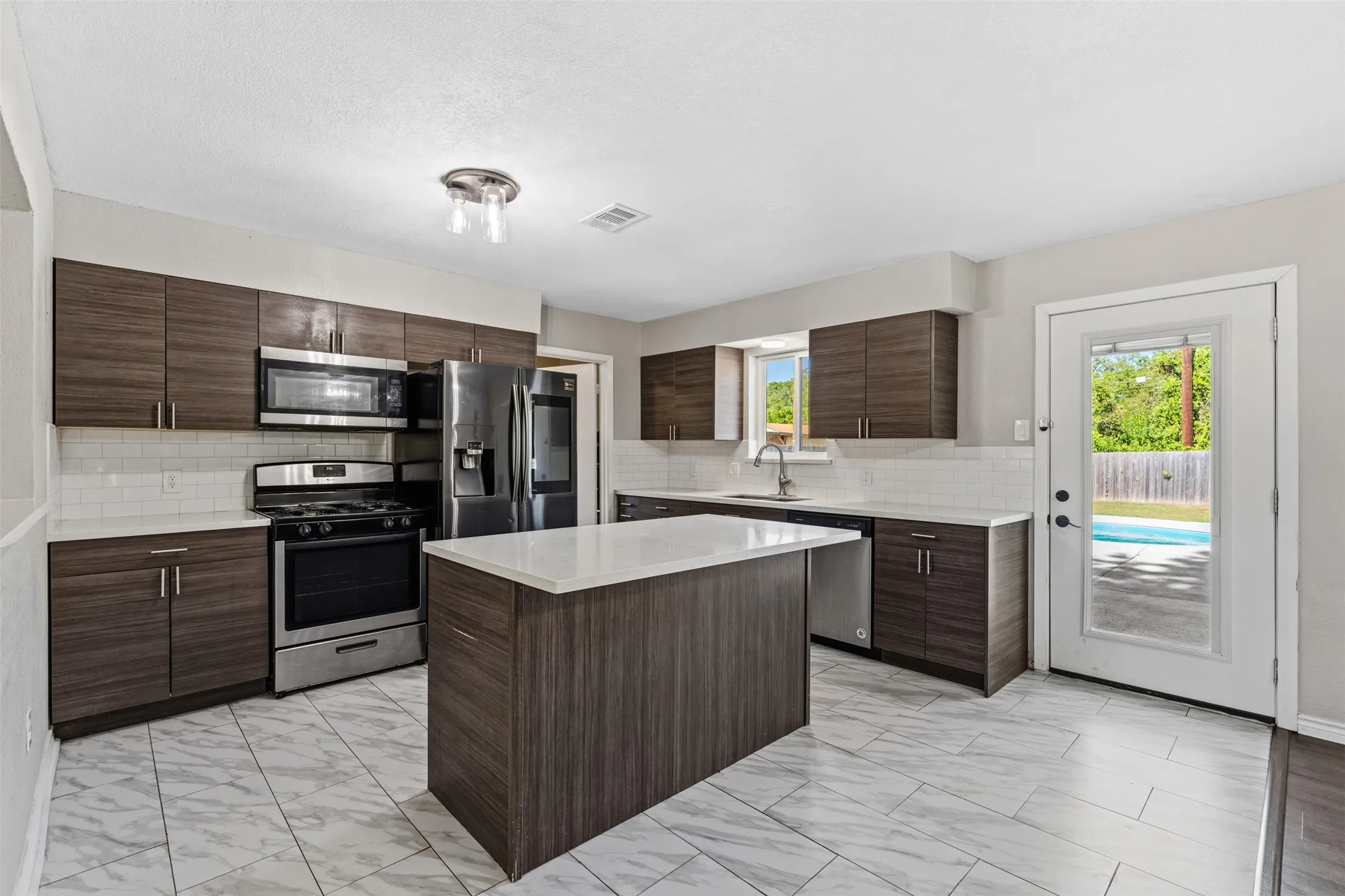 Single Family Residence For Sale in Mc Lennan County , 128 E Johnson Street, Hewitt, Texas 76643, 4 Bedroom, 3 Bathroom, Garage spaces, 2,699 Sqft, built in 1977, mls#21405506, Real Estate Agent in Hewitt, Homes For Sale in Mc Lennan county, Homes For Sale in Hewitt, Realtor in Hewitt Texas, Real Estate Brokerage Independent Realty Texas, Luminita Cordes Realtor