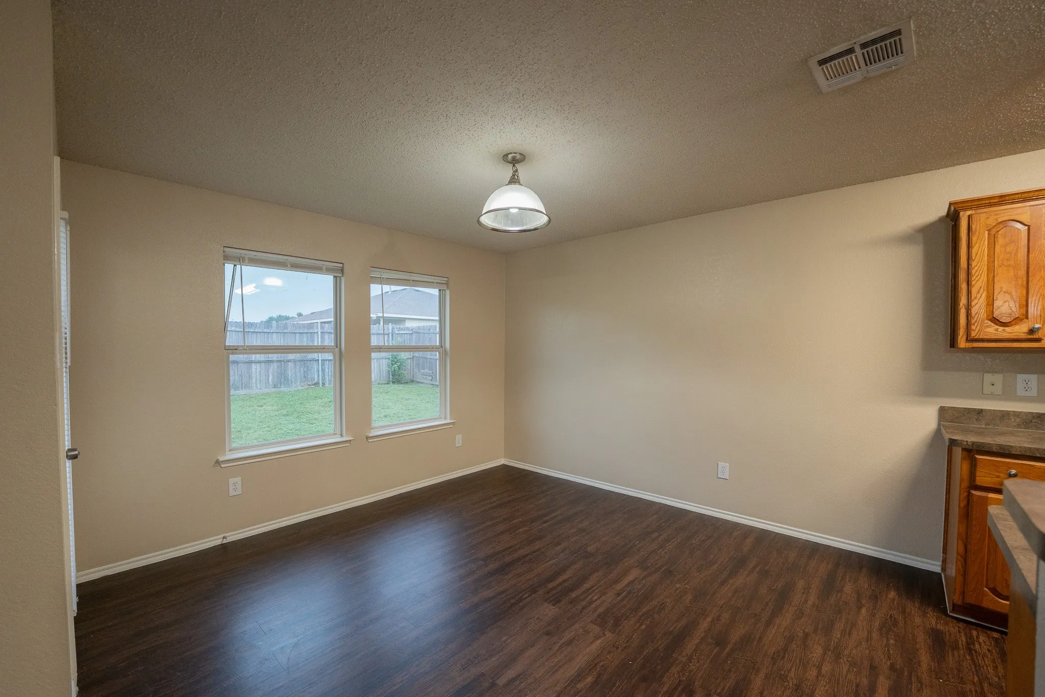 Single Family Residence For Rent in Kaufman County , 233 Willow Creek Lane, Terrell, Texas 75160, 3 Bedroom, 2 Bathroom, 2 Garage spaces, 1,801 Sqft, built in 2005, mls#21405510, Real Estate Agent in Terrell, Homes For Rent in Kaufman county, Homes For Rent in Terrell, Realtor in Terrell Texas, Real Estate Brokerage Independent Realty Texas, Luminita Cordes Realtor