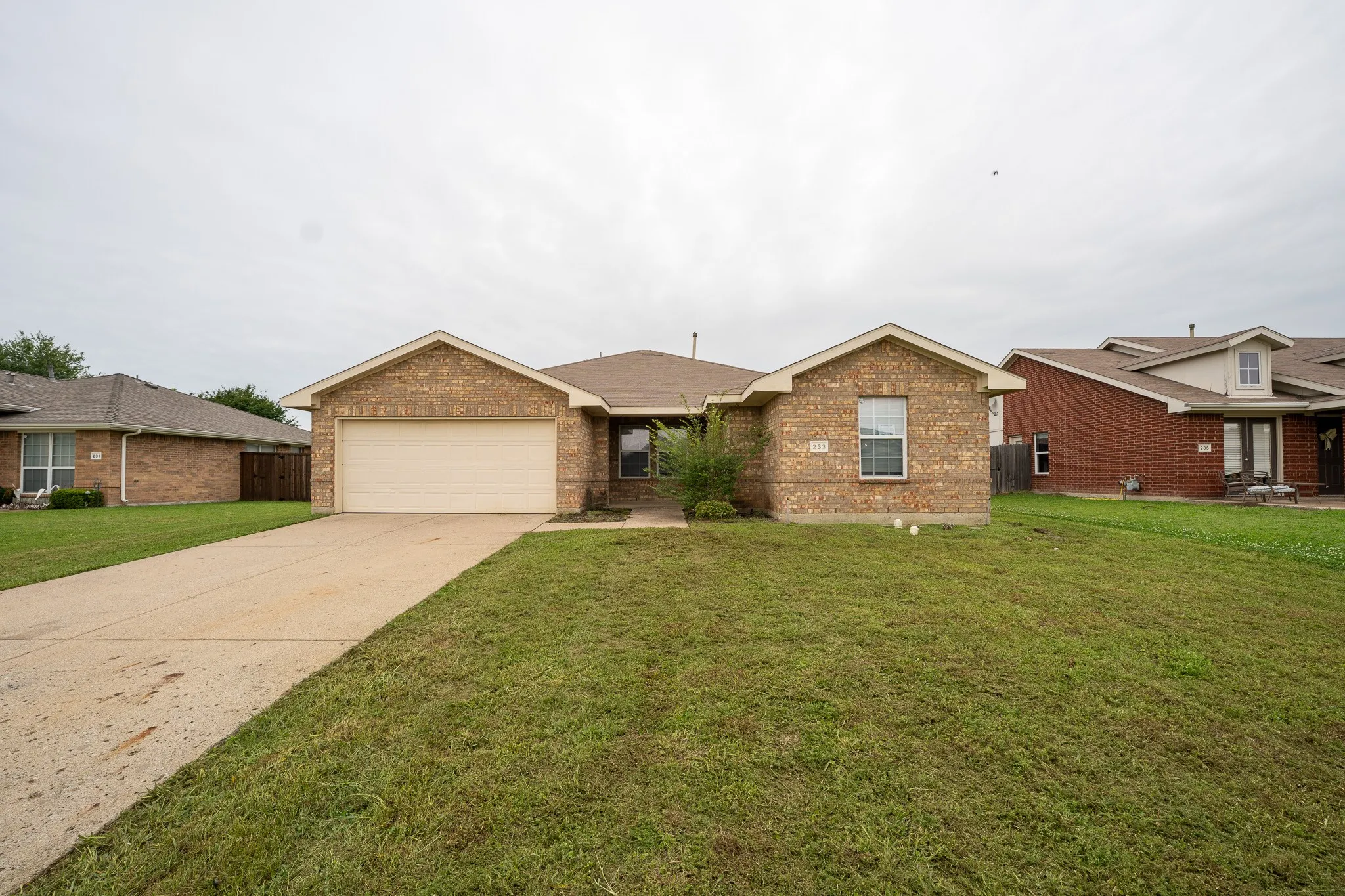 Single Family Residence For Rent in Kaufman County , 233 Willow Creek Lane, Terrell, Texas 75160, 3 Bedroom, 2 Bathroom, 2 Garage spaces, 1,801 Sqft, built in 2005, mls#21405510, Real Estate Agent in Terrell, Homes For Rent in Kaufman county, Homes For Rent in Terrell, Realtor in Terrell Texas, Real Estate Brokerage Independent Realty Texas, Luminita Cordes Realtor