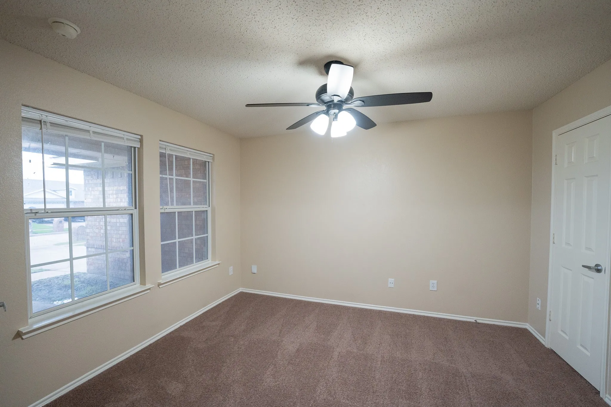 Single Family Residence For Rent in Kaufman County , 233 Willow Creek Lane, Terrell, Texas 75160, 3 Bedroom, 2 Bathroom, 2 Garage spaces, 1,801 Sqft, built in 2005, mls#21405510, Real Estate Agent in Terrell, Homes For Rent in Kaufman county, Homes For Rent in Terrell, Realtor in Terrell Texas, Real Estate Brokerage Independent Realty Texas, Luminita Cordes Realtor