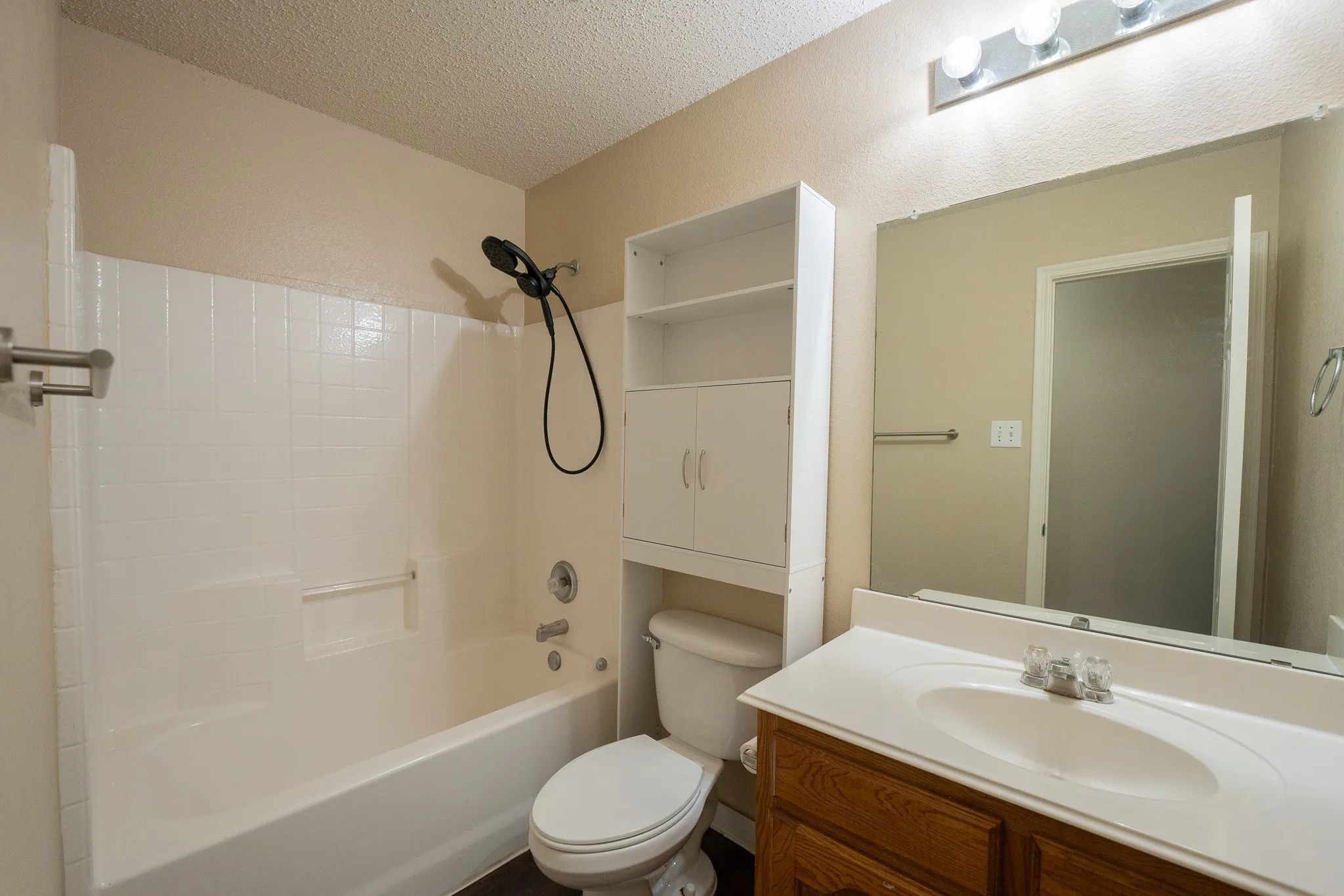 Single Family Residence For Rent in Kaufman County , 233 Willow Creek Lane, Terrell, Texas 75160, 3 Bedroom, 2 Bathroom, 2 Garage spaces, 1,801 Sqft, built in 2005, mls#21405510, Real Estate Agent in Terrell, Homes For Rent in Kaufman county, Homes For Rent in Terrell, Realtor in Terrell Texas, Real Estate Brokerage Independent Realty Texas, Luminita Cordes Realtor