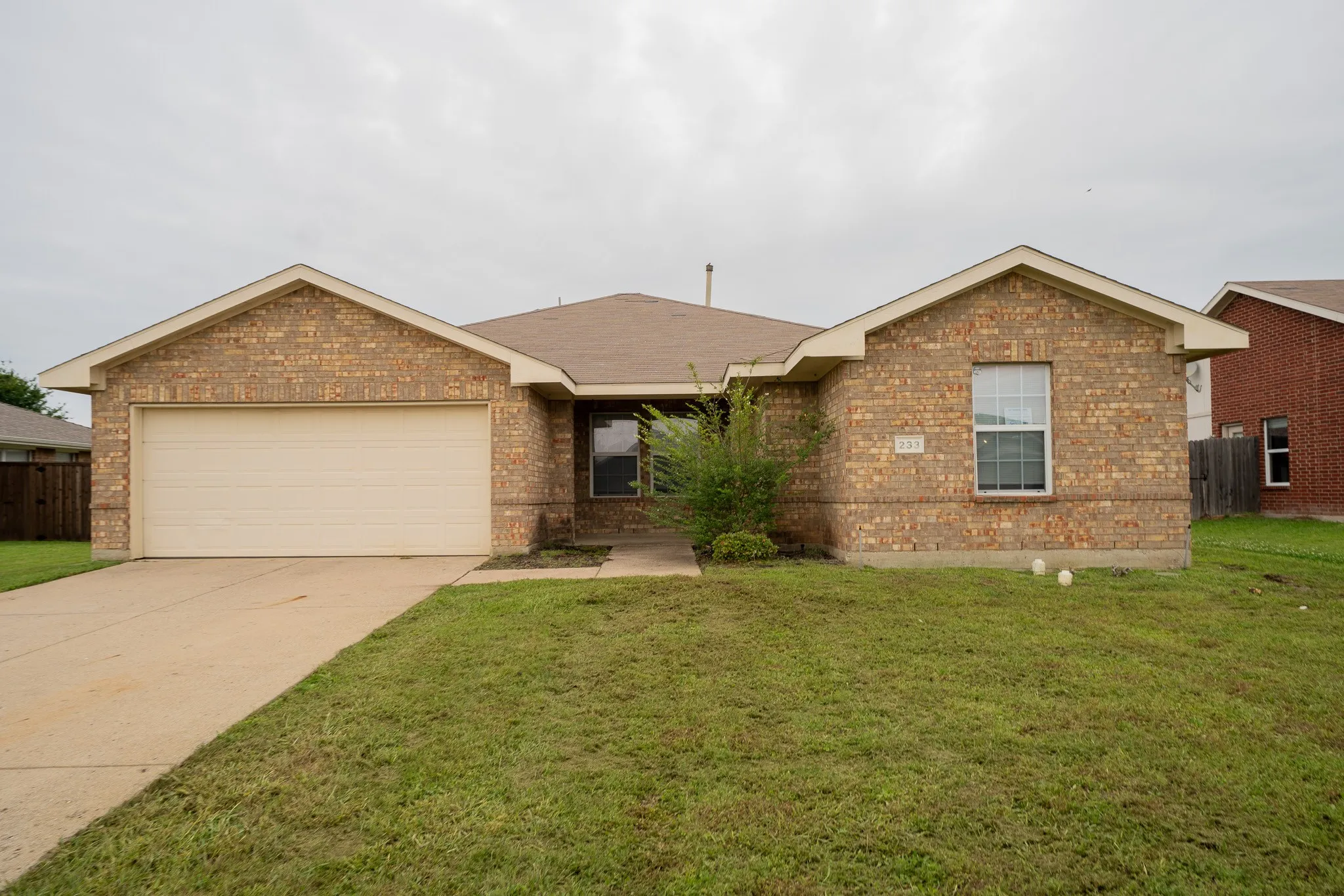 Single Family Residence For Rent in Kaufman County , 233 Willow Creek Lane, Terrell, Texas 75160, 3 Bedroom, 2 Bathroom, 2 Garage spaces, 1,801 Sqft, built in 2005, mls#21405510, Real Estate Agent in Terrell, Homes For Rent in Kaufman county, Homes For Rent in Terrell, Realtor in Terrell Texas, Real Estate Brokerage Independent Realty Texas, Luminita Cordes Realtor