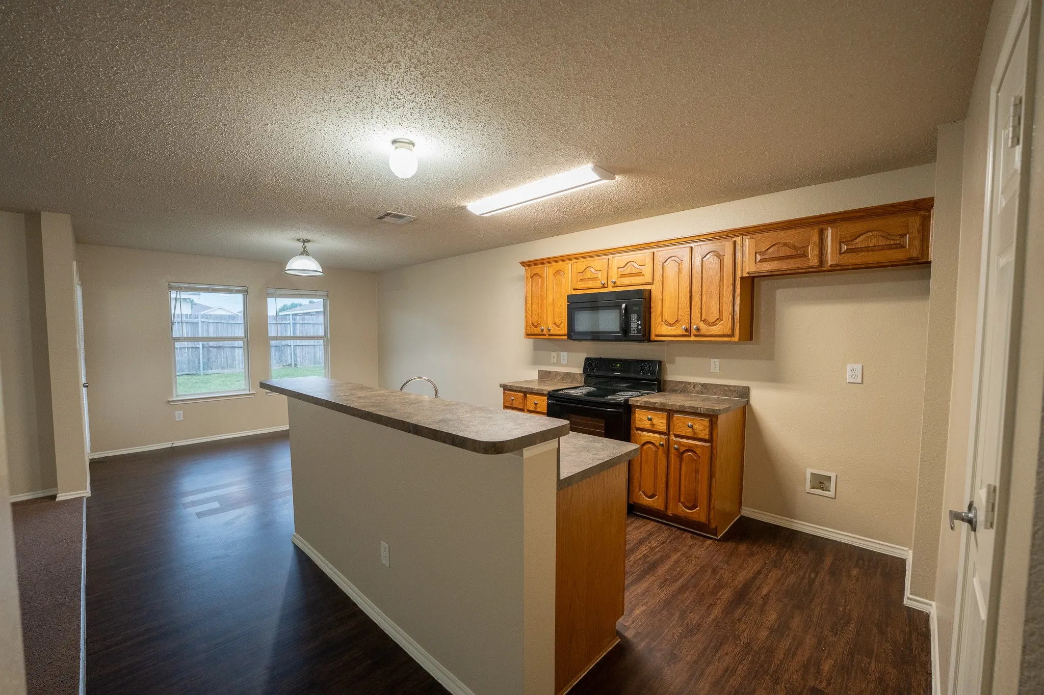 Single Family Residence For Rent in Kaufman County , 233 Willow Creek Lane, Terrell, Texas 75160, 3 Bedroom, 2 Bathroom, 2 Garage spaces, 1,801 Sqft, built in 2005, mls#21405510, Real Estate Agent in Terrell, Homes For Rent in Kaufman county, Homes For Rent in Terrell, Realtor in Terrell Texas, Real Estate Brokerage Independent Realty Texas, Luminita Cordes Realtor