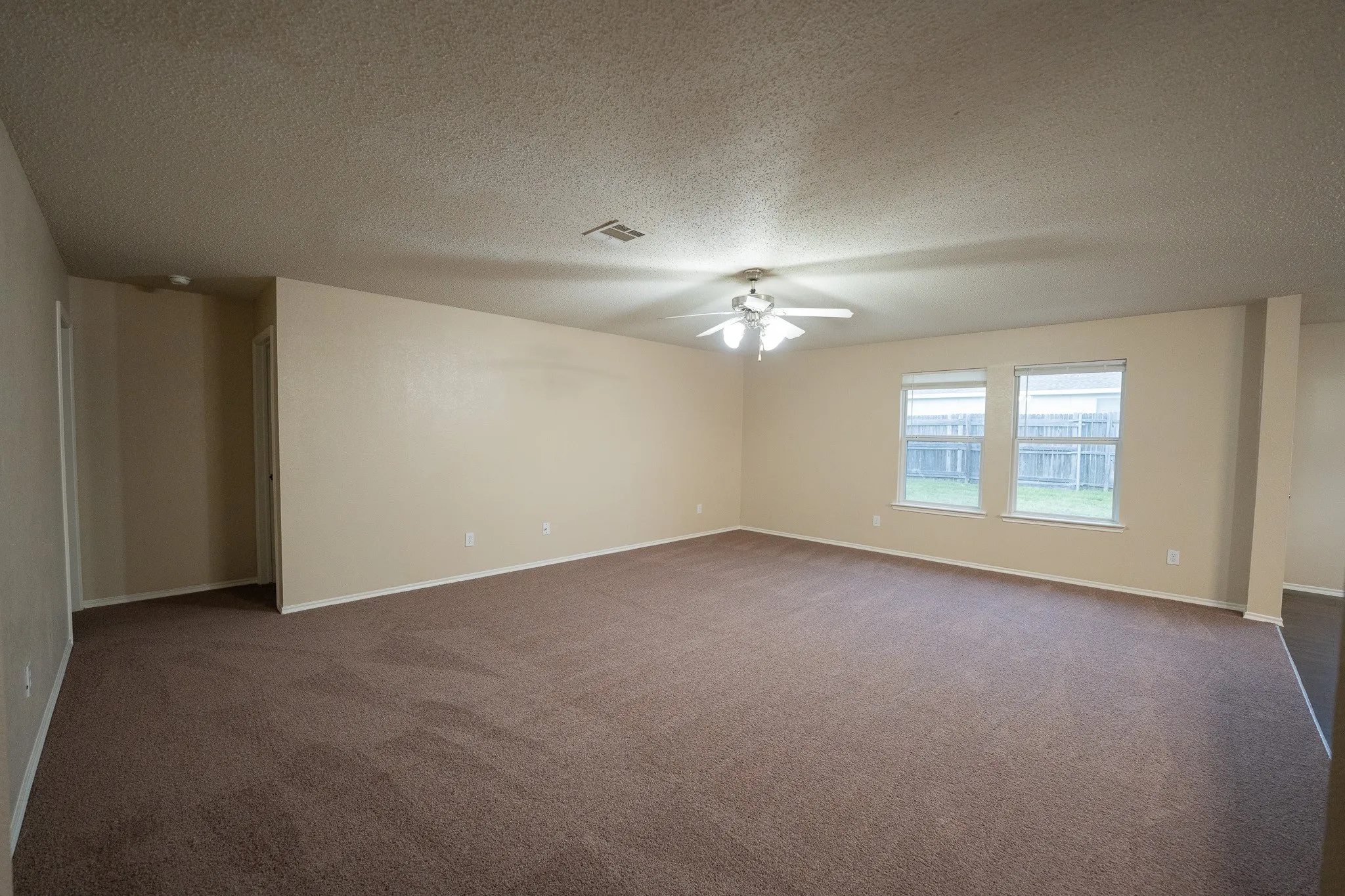 Single Family Residence For Rent in Kaufman County , 233 Willow Creek Lane, Terrell, Texas 75160, 3 Bedroom, 2 Bathroom, 2 Garage spaces, 1,801 Sqft, built in 2005, mls#21405510, Real Estate Agent in Terrell, Homes For Rent in Kaufman county, Homes For Rent in Terrell, Realtor in Terrell Texas, Real Estate Brokerage Independent Realty Texas, Luminita Cordes Realtor