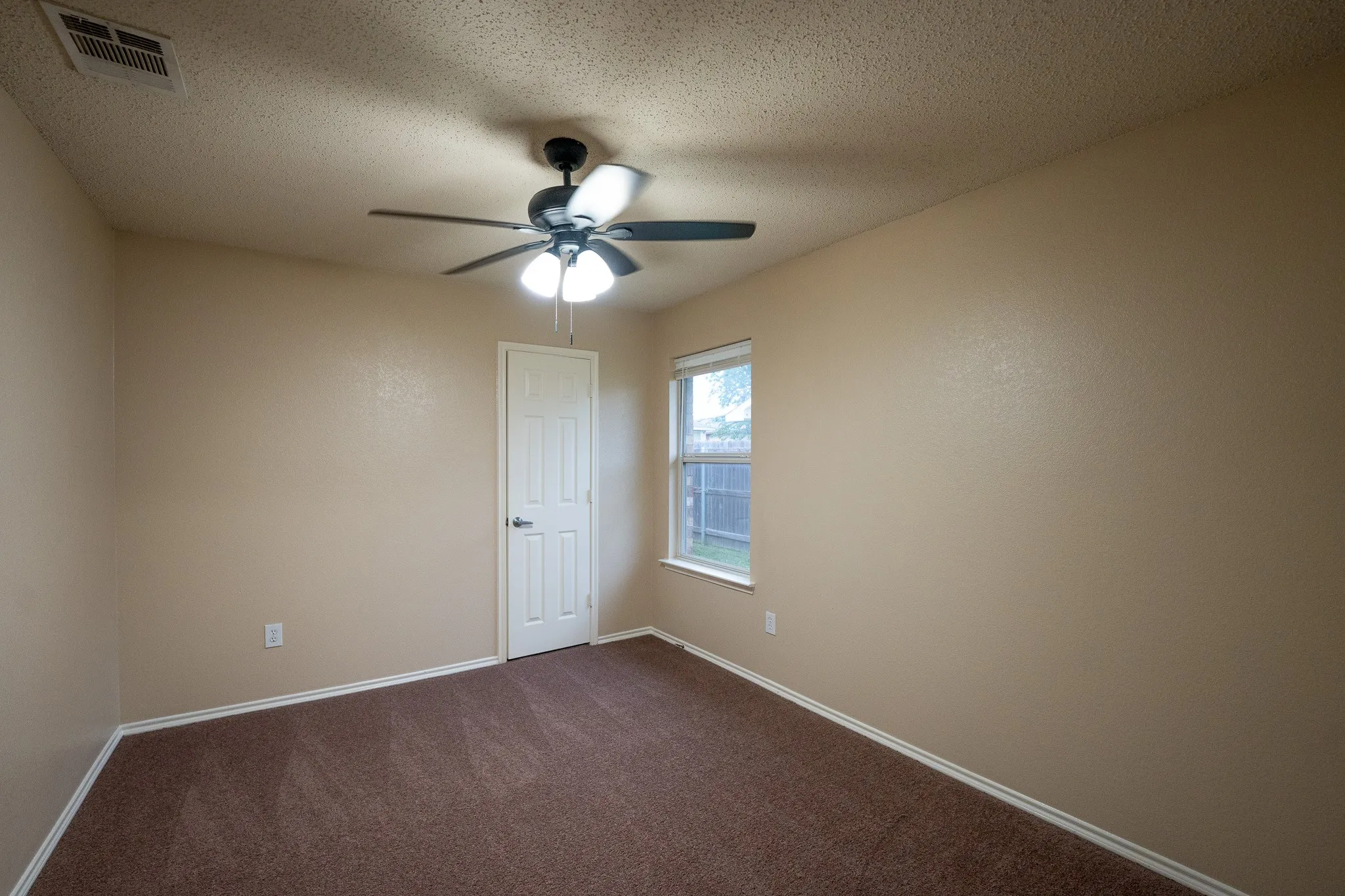 Single Family Residence For Rent in Kaufman County , 233 Willow Creek Lane, Terrell, Texas 75160, 3 Bedroom, 2 Bathroom, 2 Garage spaces, 1,801 Sqft, built in 2005, mls#21405510, Real Estate Agent in Terrell, Homes For Rent in Kaufman county, Homes For Rent in Terrell, Realtor in Terrell Texas, Real Estate Brokerage Independent Realty Texas, Luminita Cordes Realtor