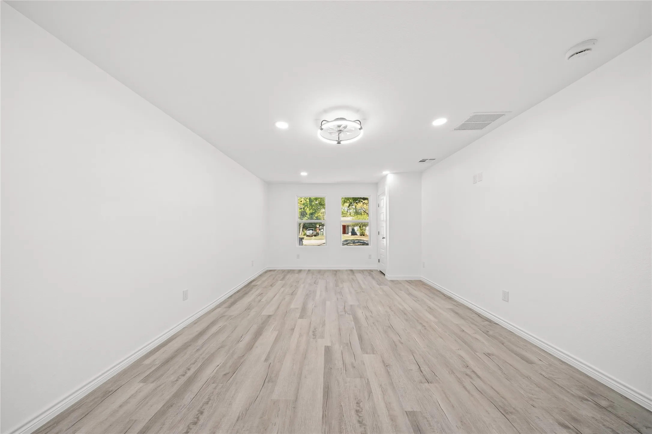 Single Family Residence For Sale in Dallas County , 12924 Mitchell Drive, Balch Springs, Texas 75180, 4 Bedroom, 2 Bathroom, Garage spaces, 1,410 Sqft, built in 1959, mls#21405376, Real Estate Agent in Balch Springs, Homes For Sale in Dallas county, Homes For Sale in Balch Springs, Realtor in Balch Springs Texas, Real Estate Brokerage Independent Realty Texas, Luminita Cordes Realtor