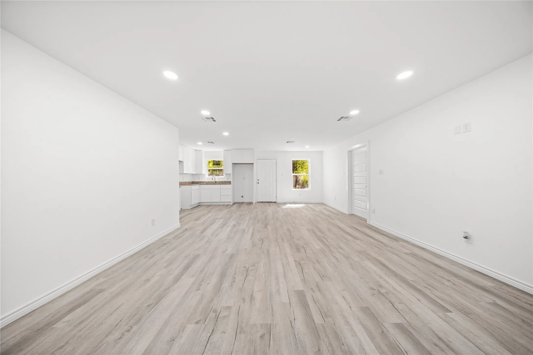 Single Family Residence For Sale in Dallas County , 12924 Mitchell Drive, Balch Springs, Texas 75180, 4 Bedroom, 2 Bathroom, Garage spaces, 1,410 Sqft, built in 1959, mls#21405376, Real Estate Agent in Balch Springs, Homes For Sale in Dallas county, Homes For Sale in Balch Springs, Realtor in Balch Springs Texas, Real Estate Brokerage Independent Realty Texas, Luminita Cordes Realtor