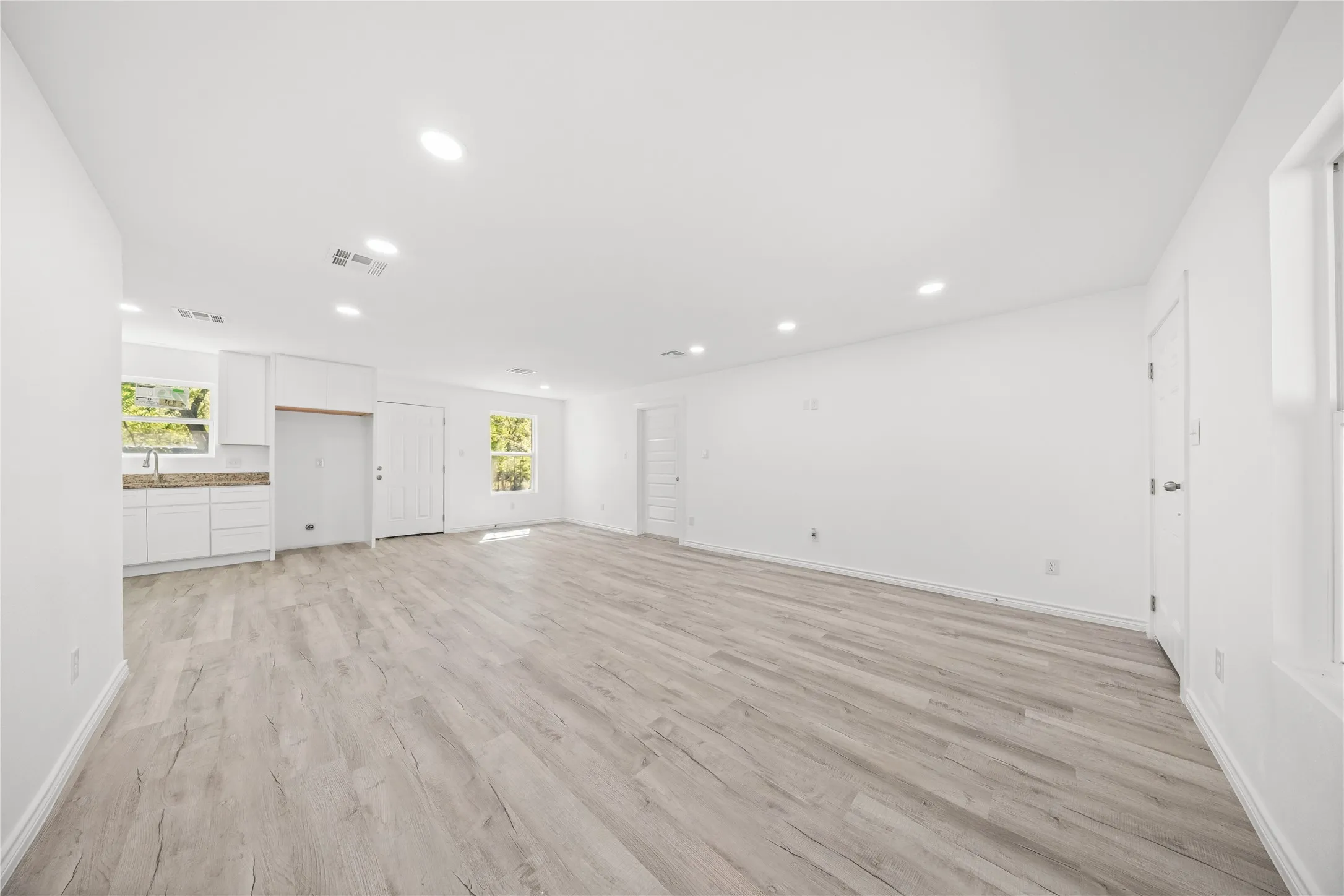 Single Family Residence For Sale in Dallas County , 12924 Mitchell Drive, Balch Springs, Texas 75180, 4 Bedroom, 2 Bathroom, Garage spaces, 1,410 Sqft, built in 1959, mls#21405376, Real Estate Agent in Balch Springs, Homes For Sale in Dallas county, Homes For Sale in Balch Springs, Realtor in Balch Springs Texas, Real Estate Brokerage Independent Realty Texas, Luminita Cordes Realtor