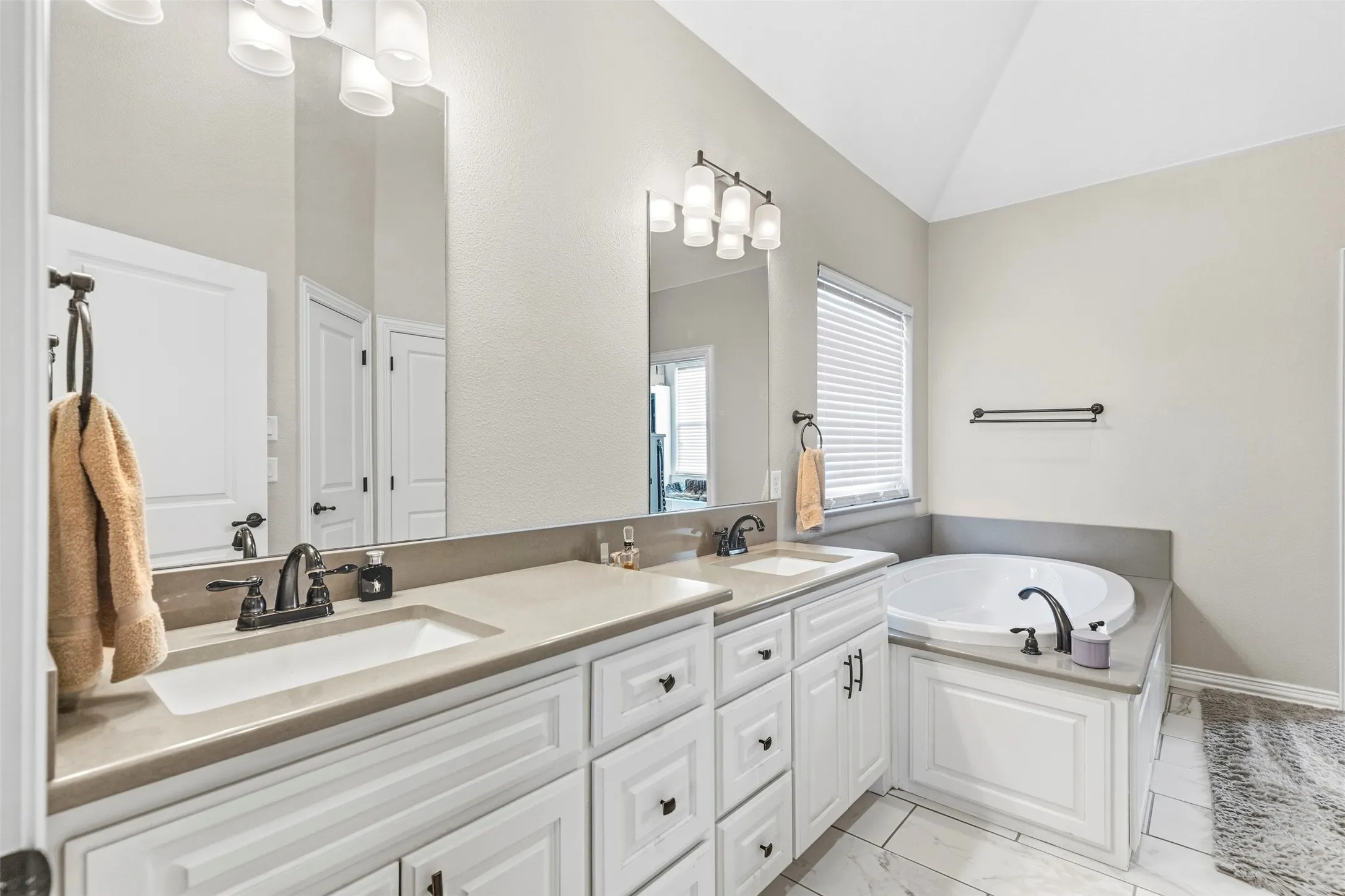 Single Family Residence For Sale in Grayson County , 1037 Addison Avenue, Pottsboro, Texas 75076, 4 Bedroom, 4 Bathroom, 2 Garage spaces, 2,730 Sqft, built in 2018, mls#21405018, Real Estate Agent in Pottsboro, Homes For Sale in Grayson county, Homes For Sale in Pottsboro, Realtor in Pottsboro Texas, Real Estate Brokerage Independent Realty Texas, Luminita Cordes Realtor