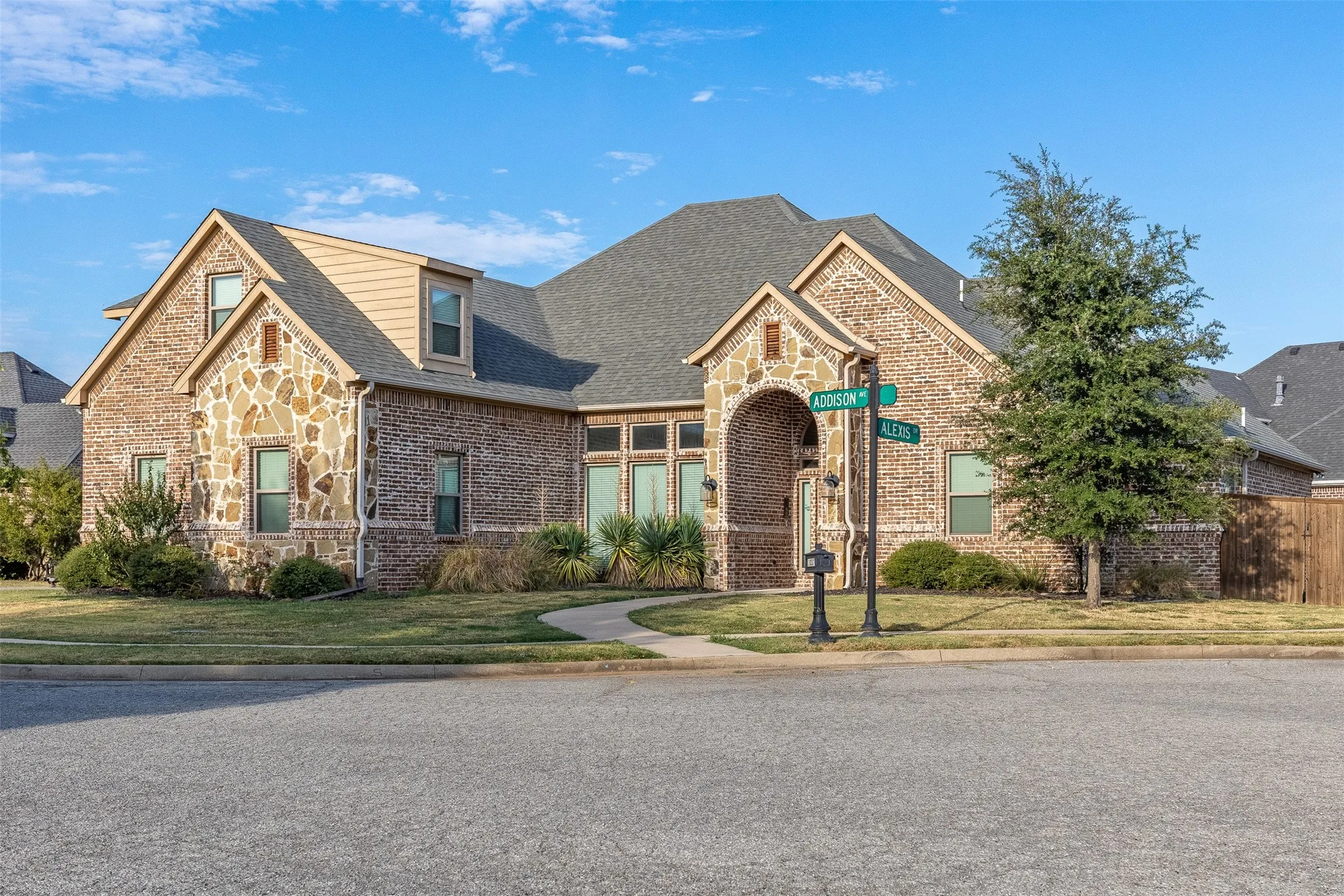Single Family Residence For Sale in Grayson County , 1037 Addison Avenue, Pottsboro, Texas 75076, 4 Bedroom, 4 Bathroom, 2 Garage spaces, 2,730 Sqft, built in 2018, mls#21405018, Real Estate Agent in Pottsboro, Homes For Sale in Grayson county, Homes For Sale in Pottsboro, Realtor in Pottsboro Texas, Real Estate Brokerage Independent Realty Texas, Luminita Cordes Realtor