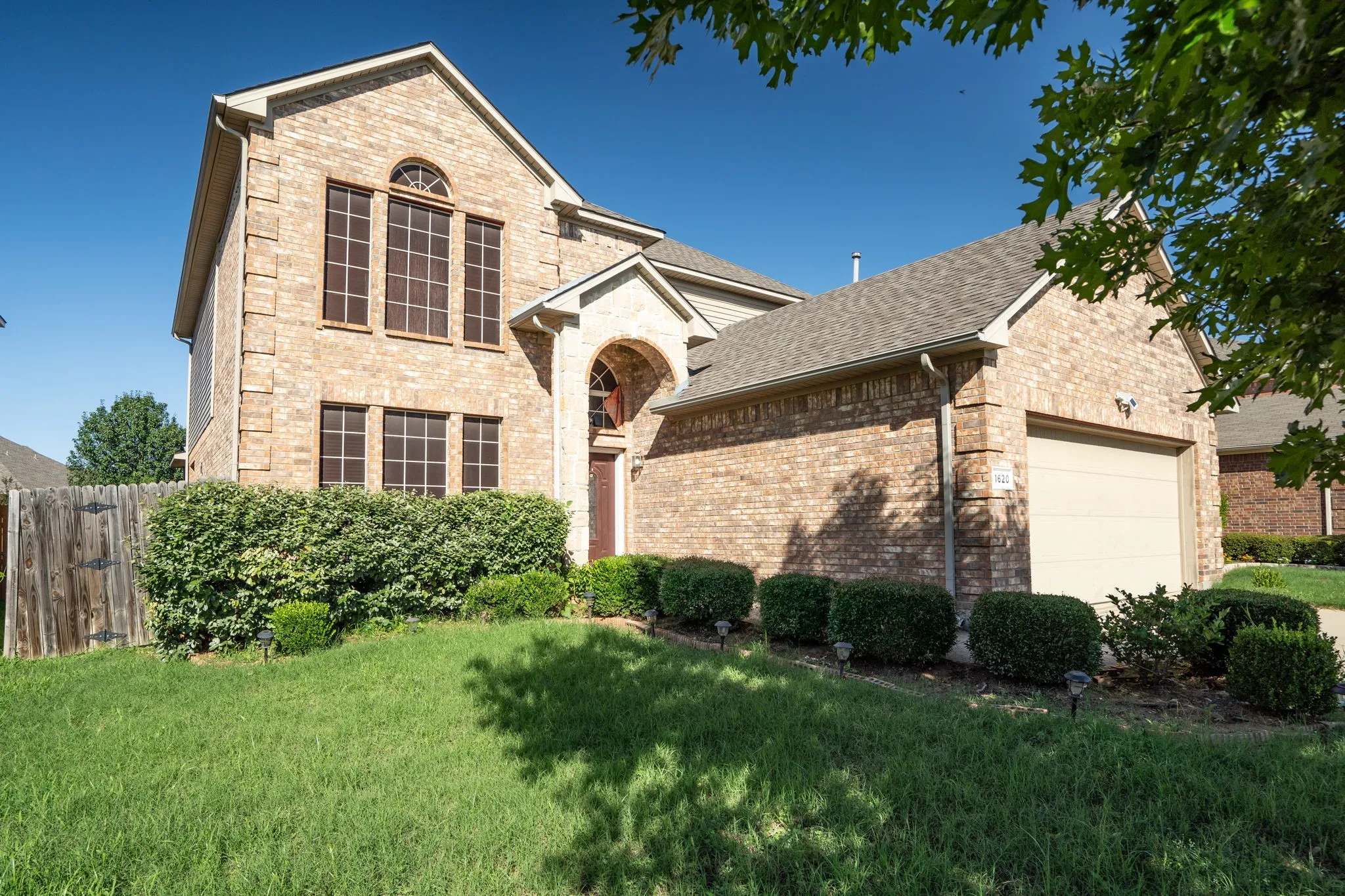 Single Family Residence For Sale in Dallas County , 1620 Secretariat Lane, Irving, Texas 75060, 4 Bedroom, 3 Bathroom, 2 Garage spaces, 2,484 Sqft, built in 2009, mls#21405408, Real Estate Agent in Irving, Homes For Sale in Dallas county, Homes For Sale in Irving, Realtor in Irving Texas, Real Estate Brokerage Independent Realty Texas, Luminita Cordes Realtor