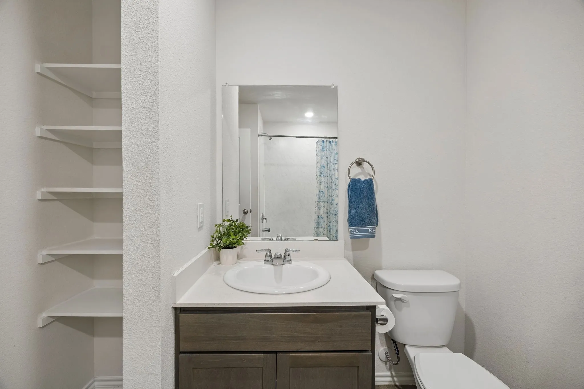 Full bathroom for the upstairs bedrooms