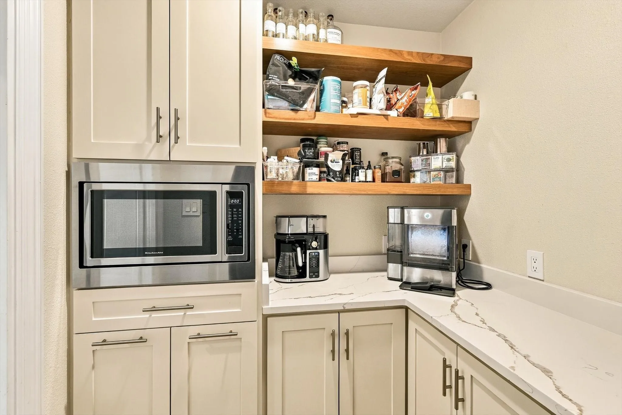 Single Family Residence For Sale in Tarrant County , 404 Alexandria Circle, Southlake, Texas 76092, 5 Bedroom, 6 Bathroom, 3 Garage spaces, 5,640 Sqft, built in 1998, mls#21393454, Real Estate Agent in Southlake, Homes For Sale in Tarrant county, Homes For Sale in Southlake, Realtor in Southlake Texas, Real Estate Brokerage Independent Realty Texas, Luminita Cordes Realtor