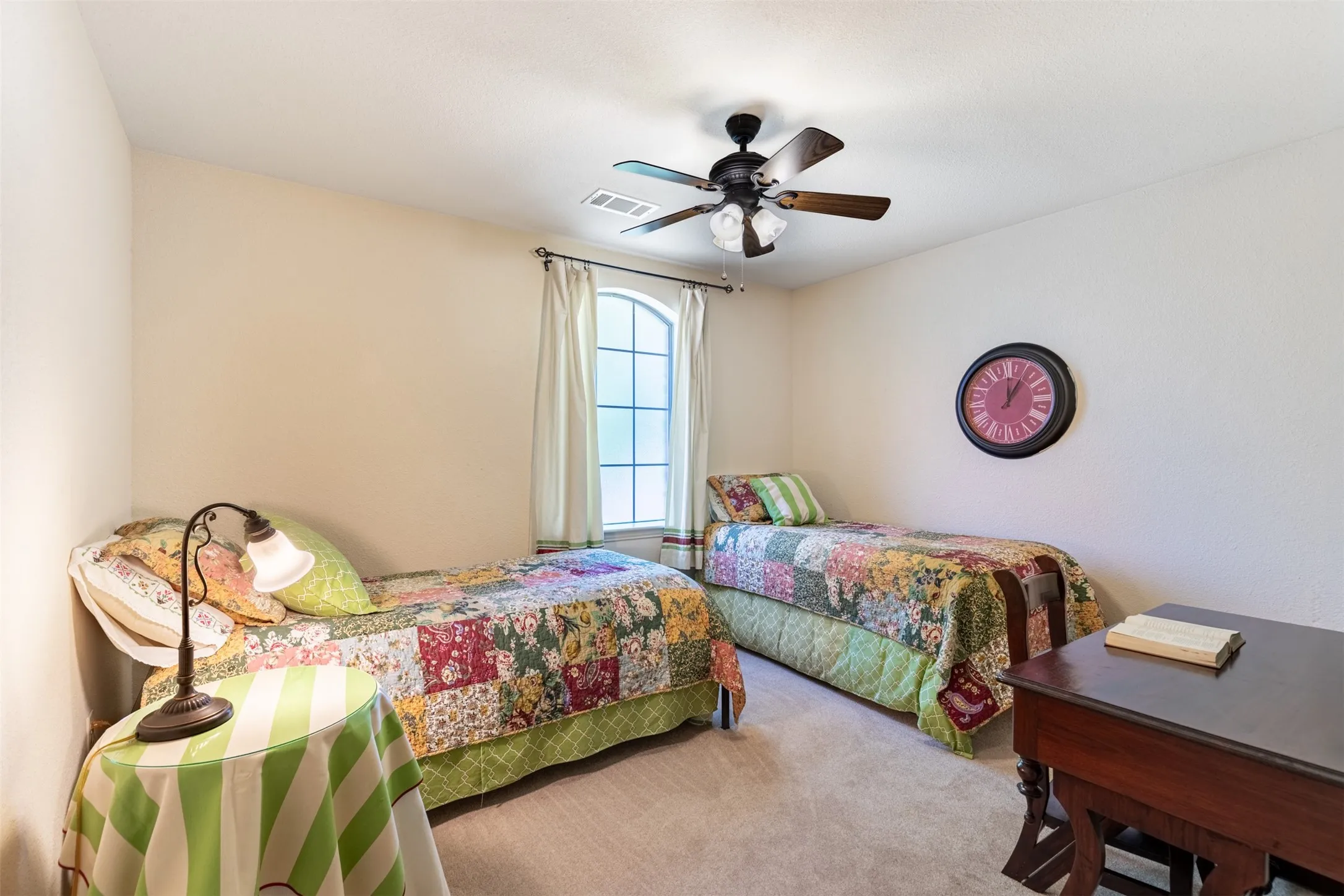 Secondary bedroom with ceiling fan.