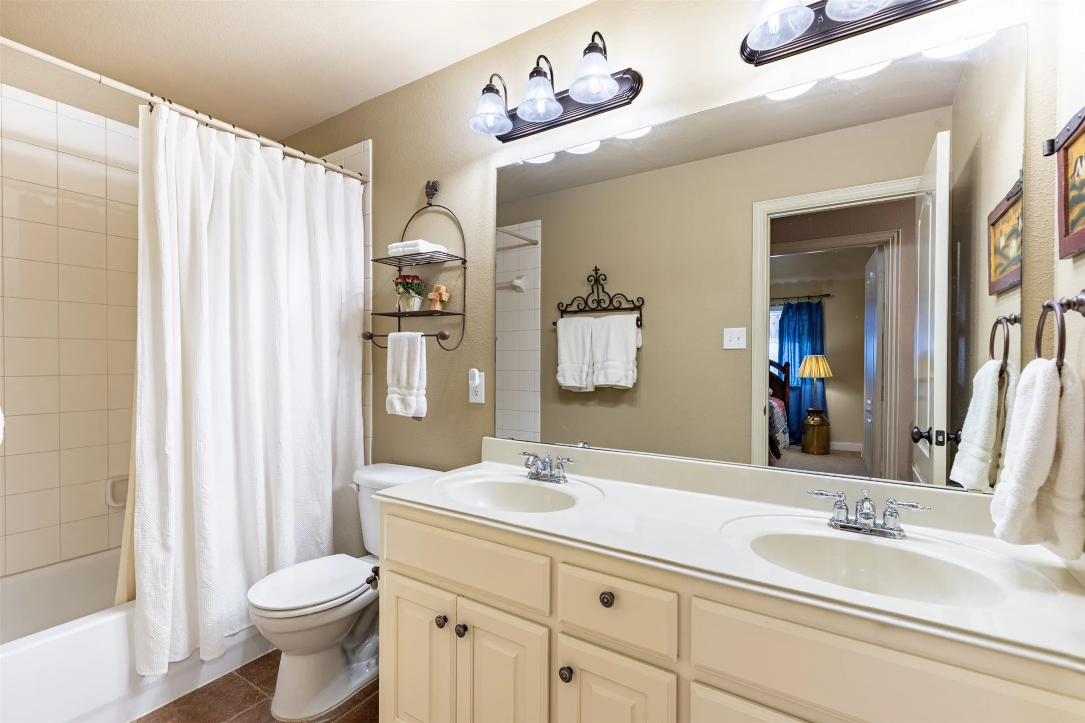 Upstairs full bath with tub/shower combo.