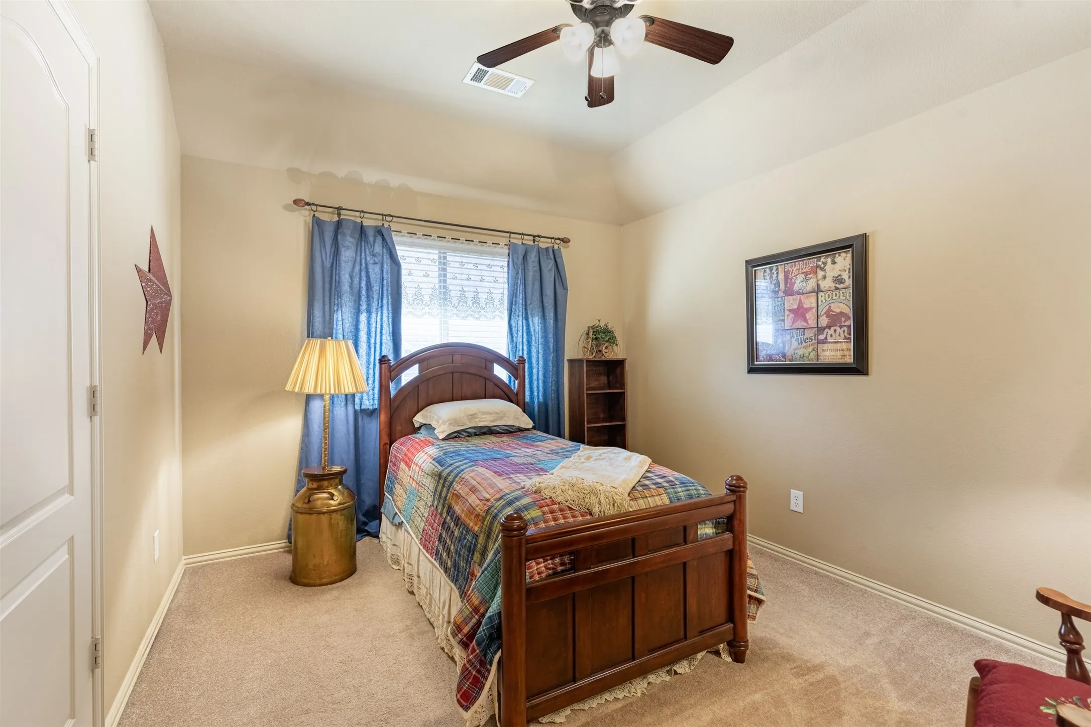 Secondary bedroom with ceiling fan.